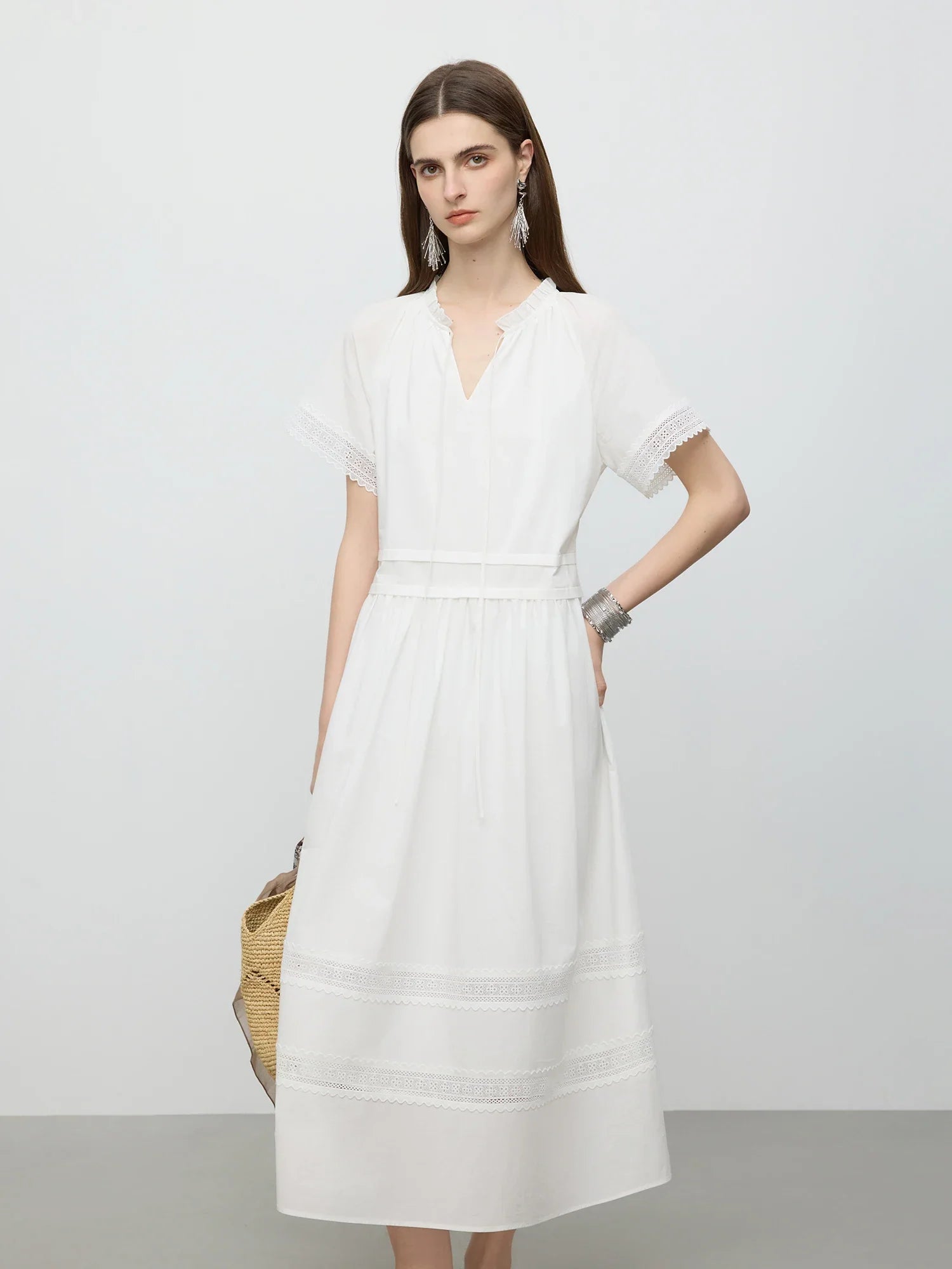 Kortärmad maxiklänning med spetsmönster