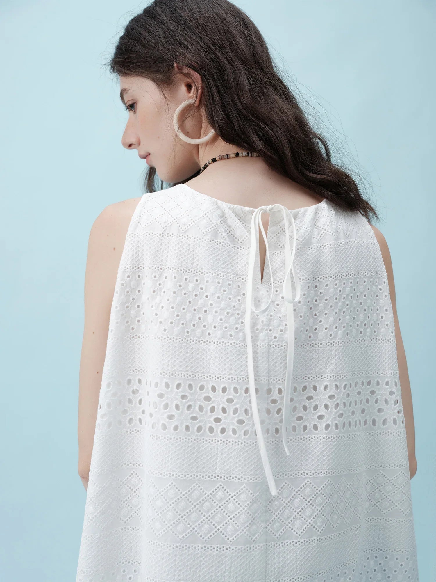 Vitt ärmlös topp och texturerad chiffongkjolset