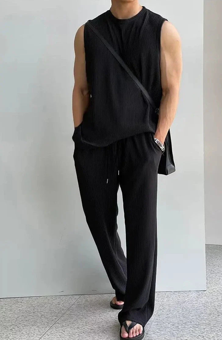 Sommarstickat ärmlöst linne och lösa byxor