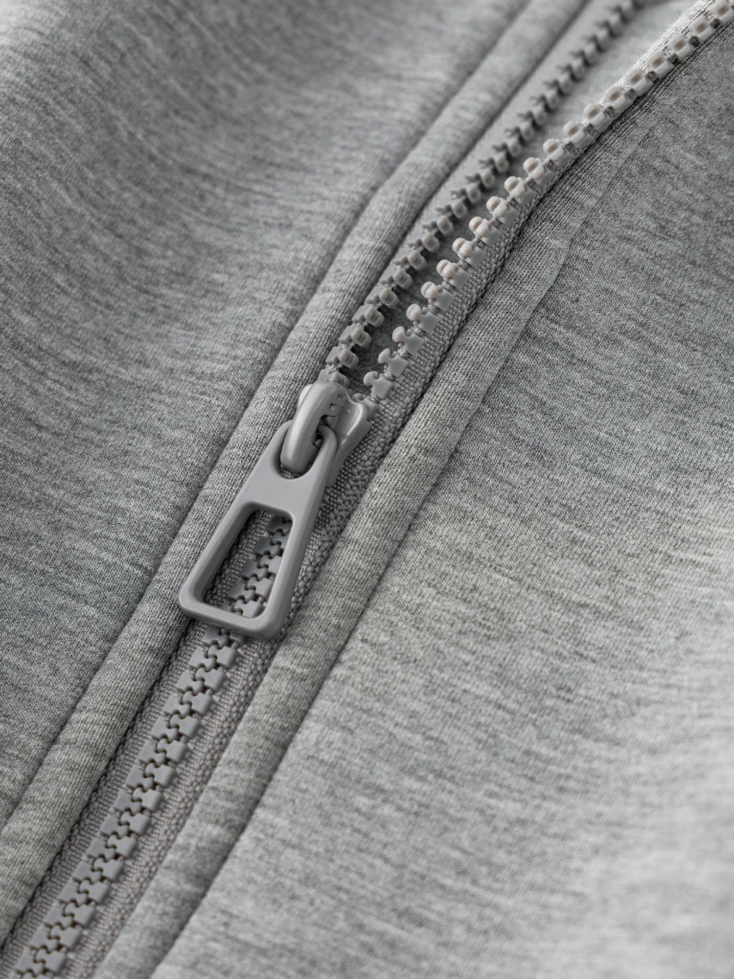 Lätt, lös grå sportdräkt