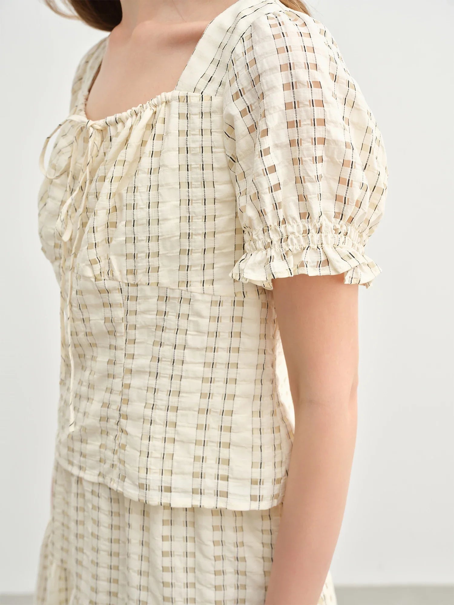 Texturerad fransk mode beige topp och kjol