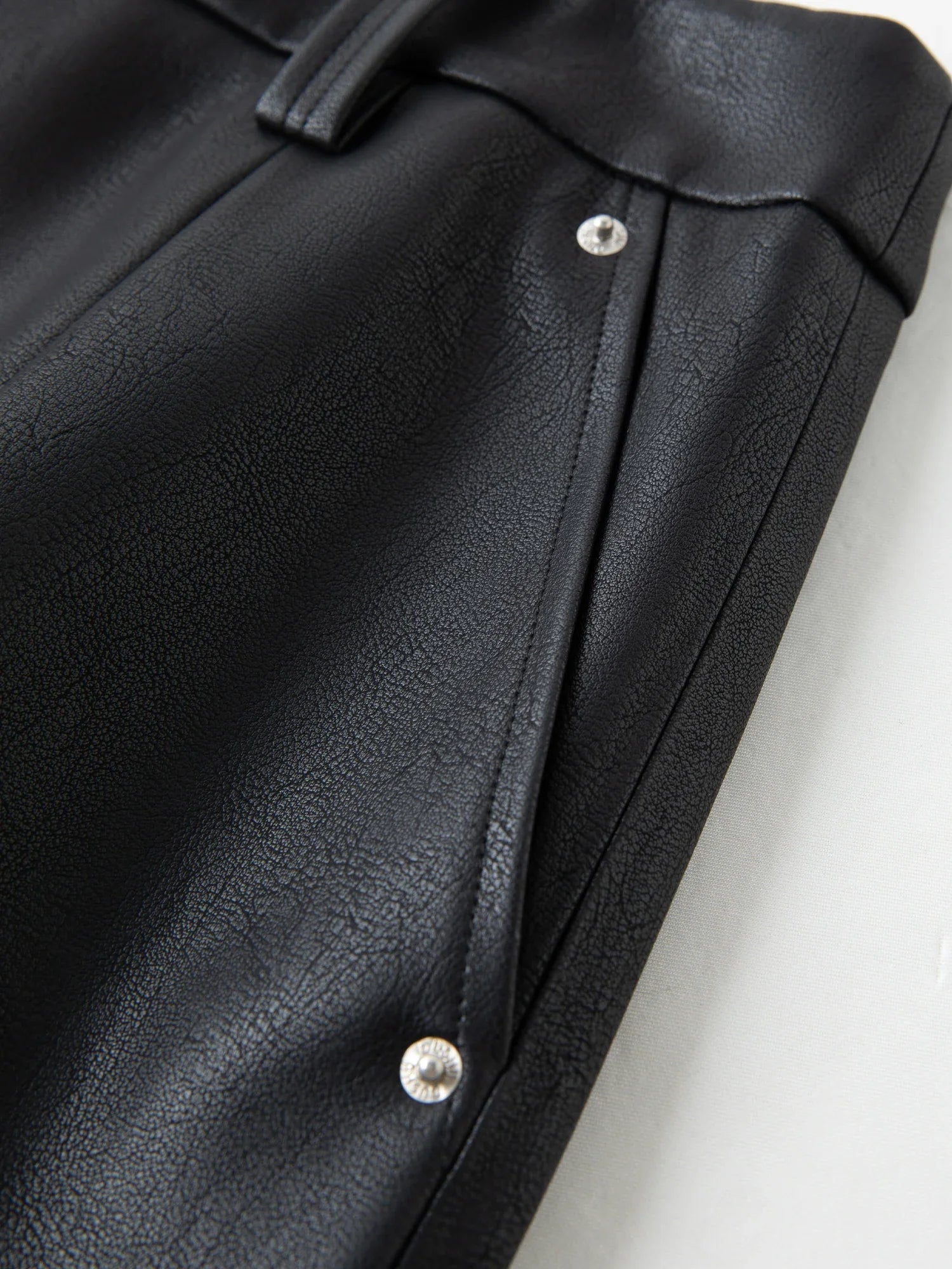 Kort läderkjol med bälte