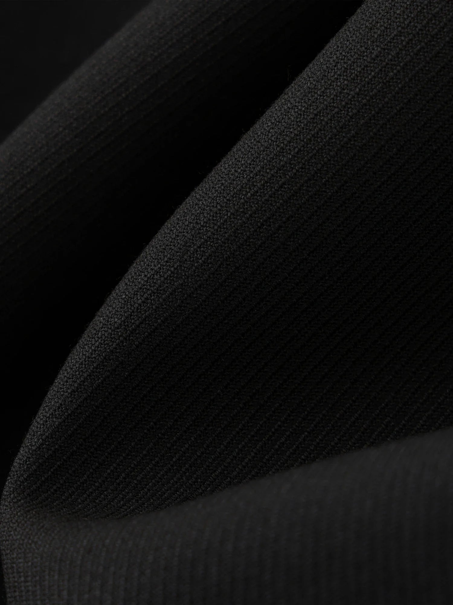 Svart kjol med volanger