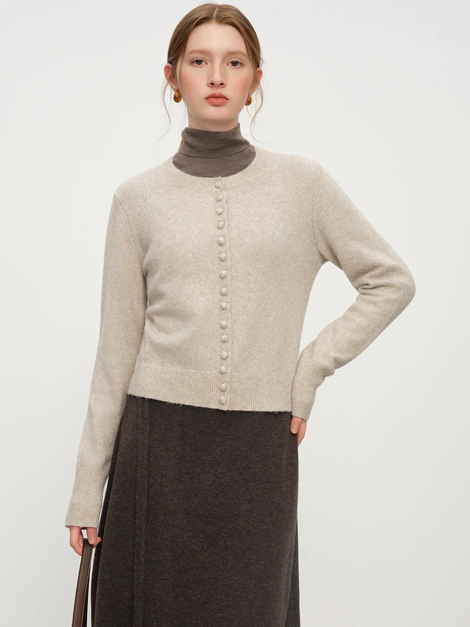 Stickad kofta i blandad stickning med ullknappar