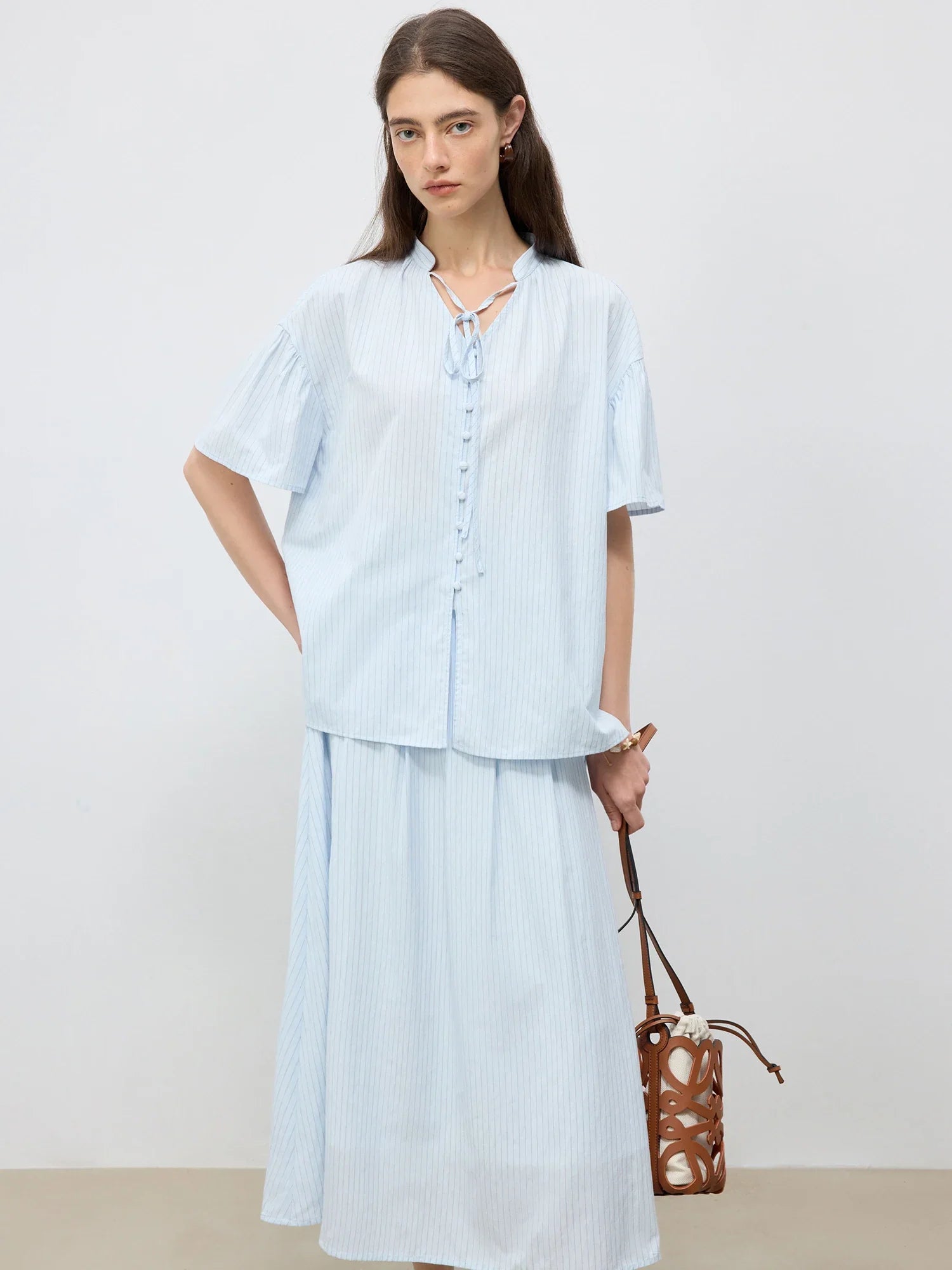 Skräddarsydd randig ljusblå skjorta och midikjol