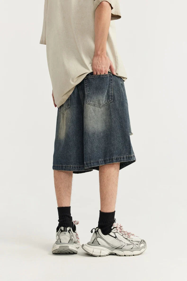 Jeansshorts med slitna hål