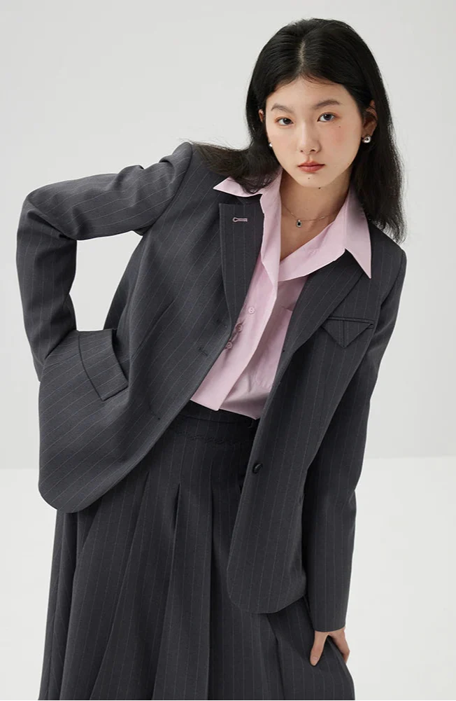 Randig kavaj och kjolkostym