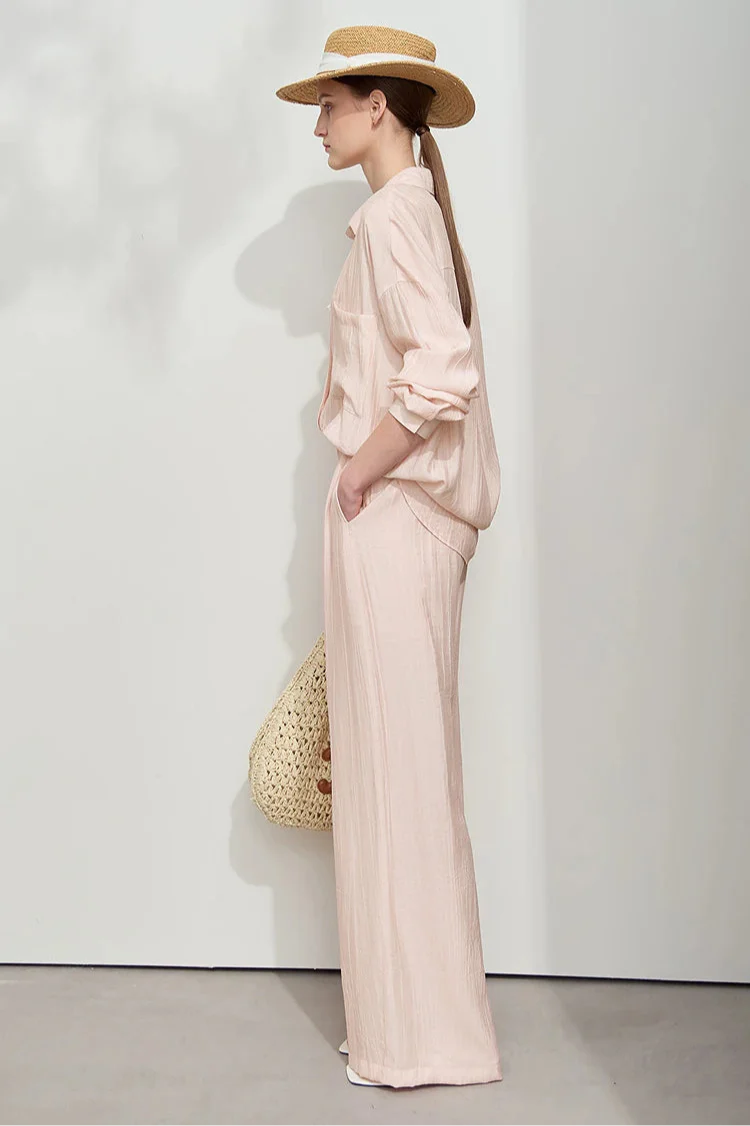 Minimalistisk löst sittande skjorta och byxor