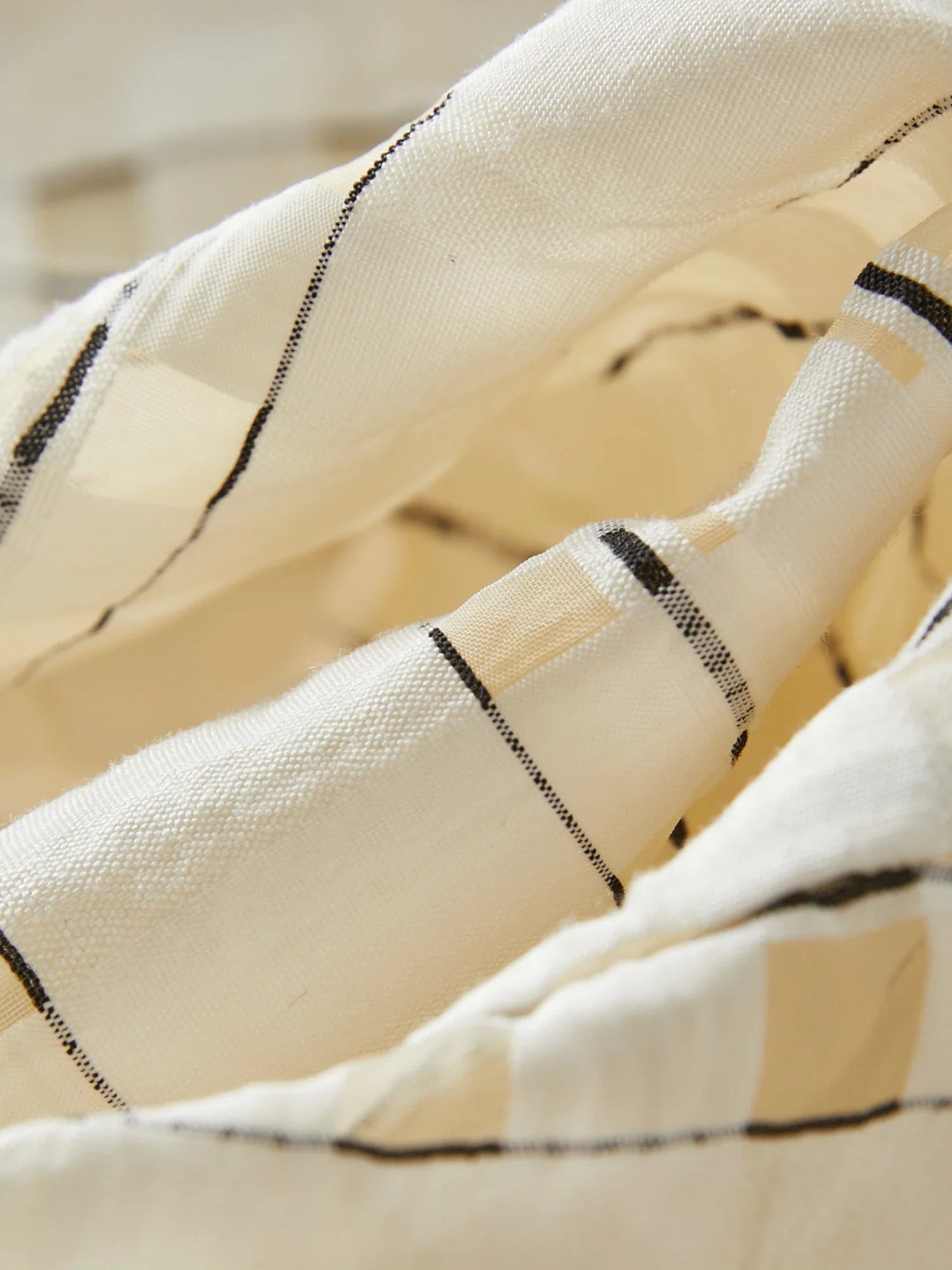 Texturerad fransk mode beige topp och kjol