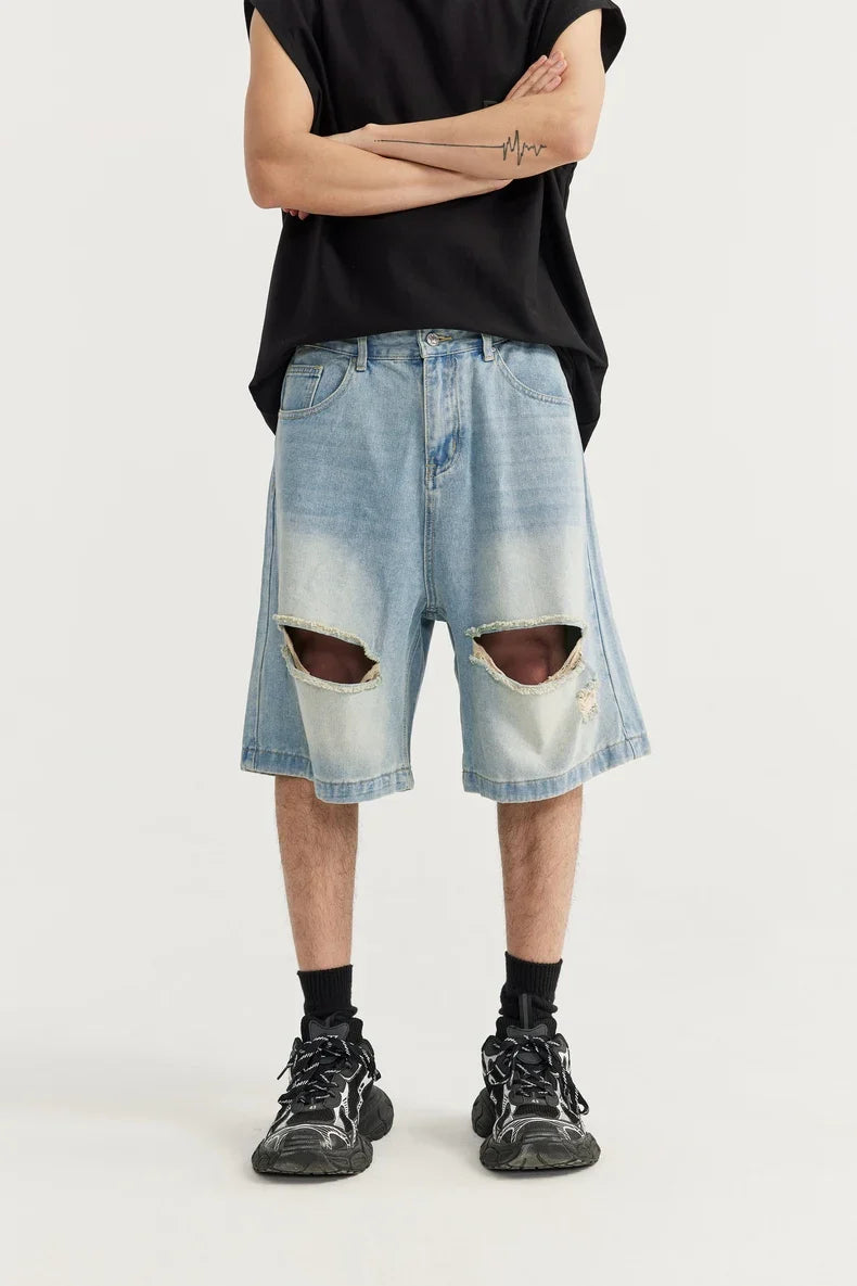 Jeansshorts med slitna hål