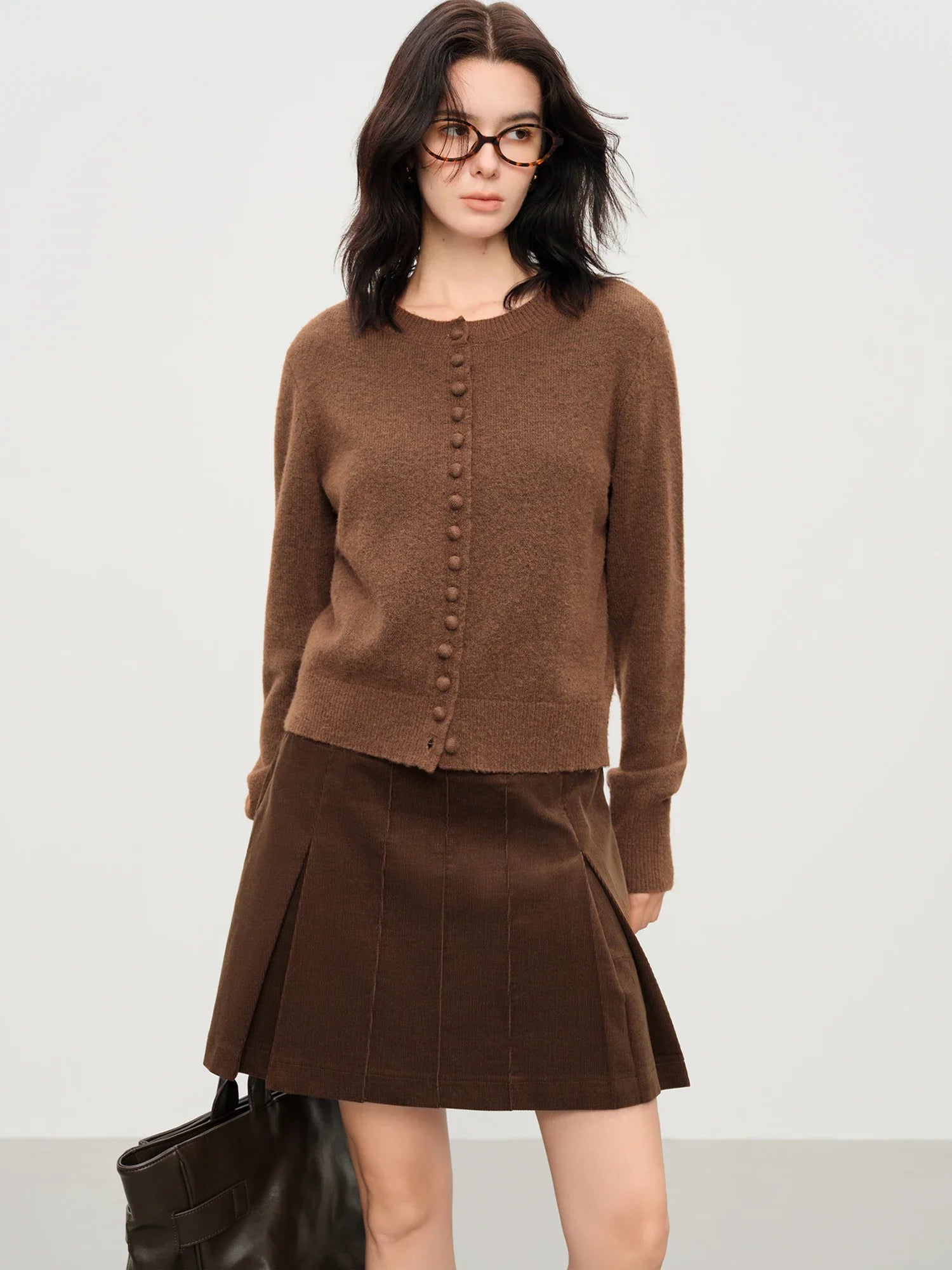 Stickad kofta i blandad stickning med ullknappar