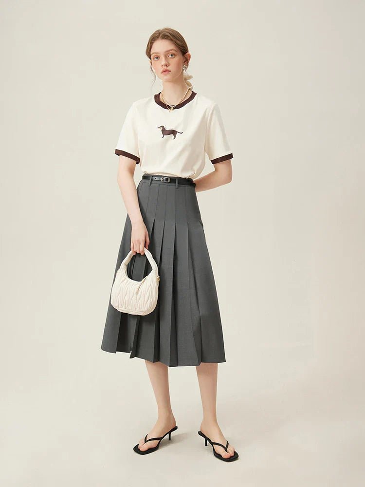 Elegant randig kjol med mellanlång längd