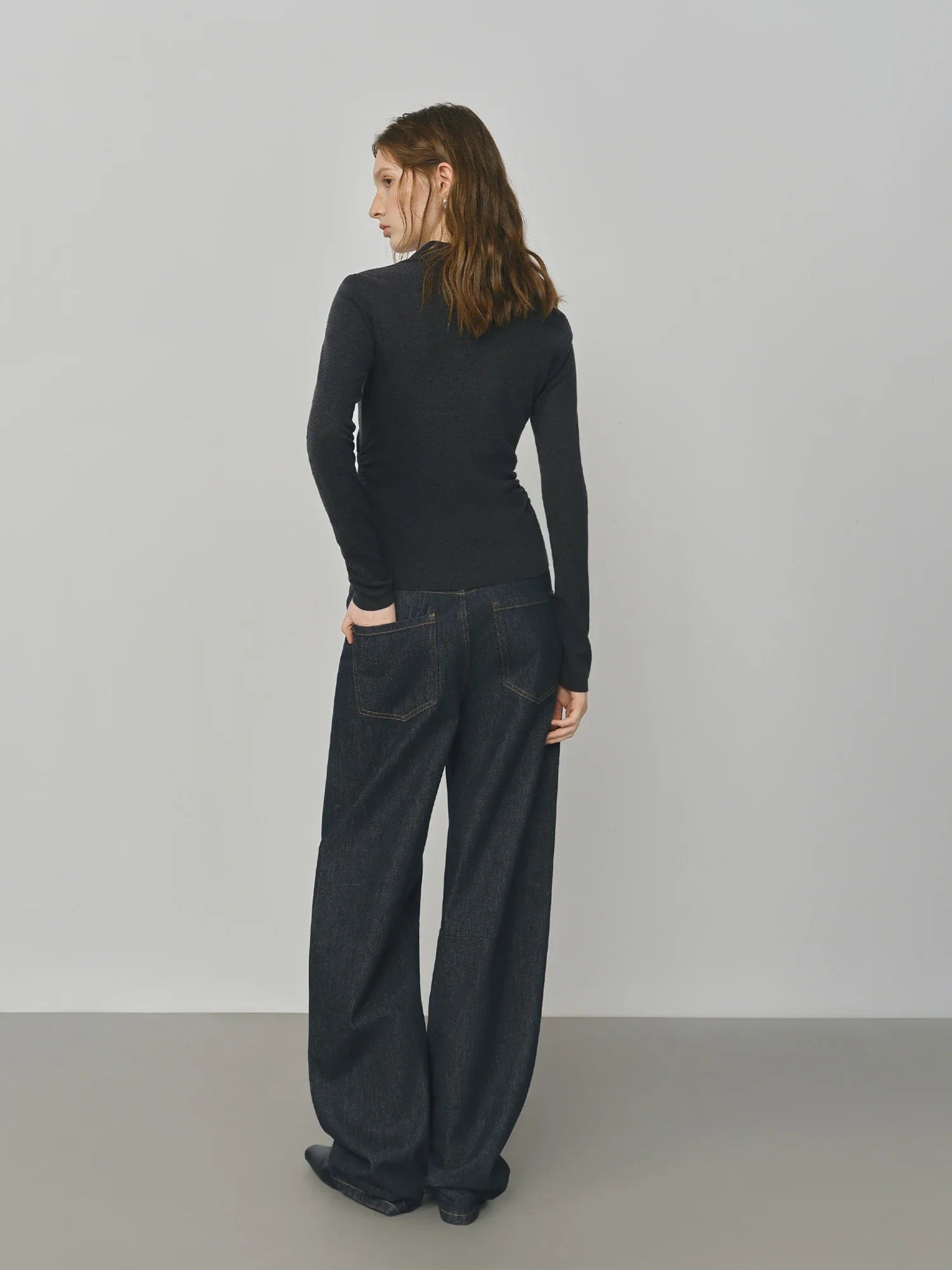 Avslappnad minimalistisk långärmad topp