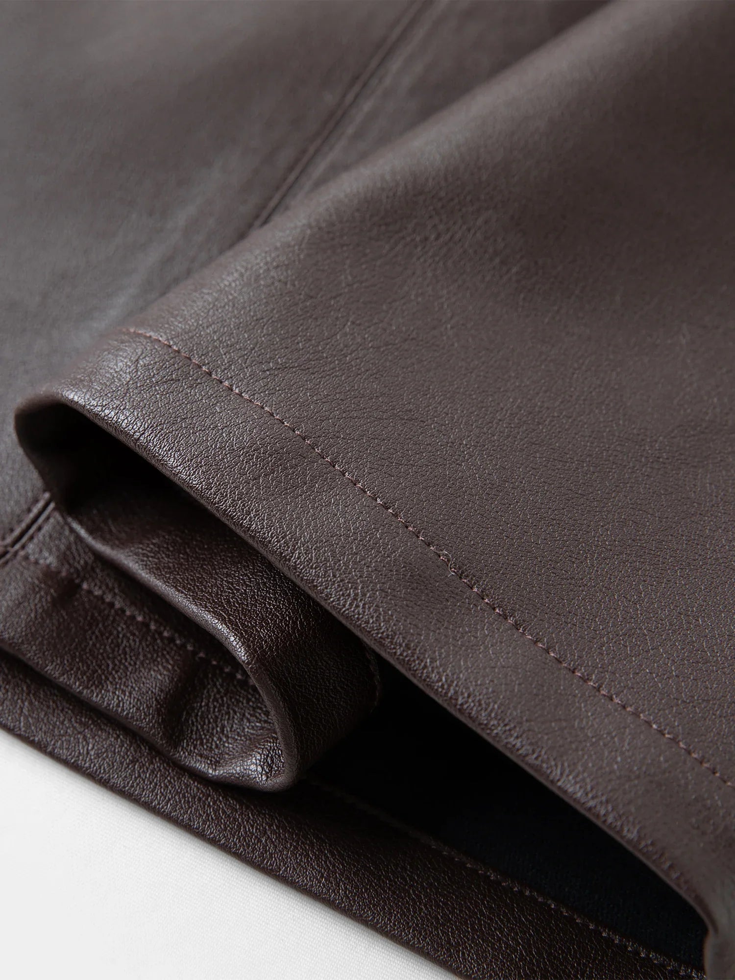 Kort läderkjol med bälte