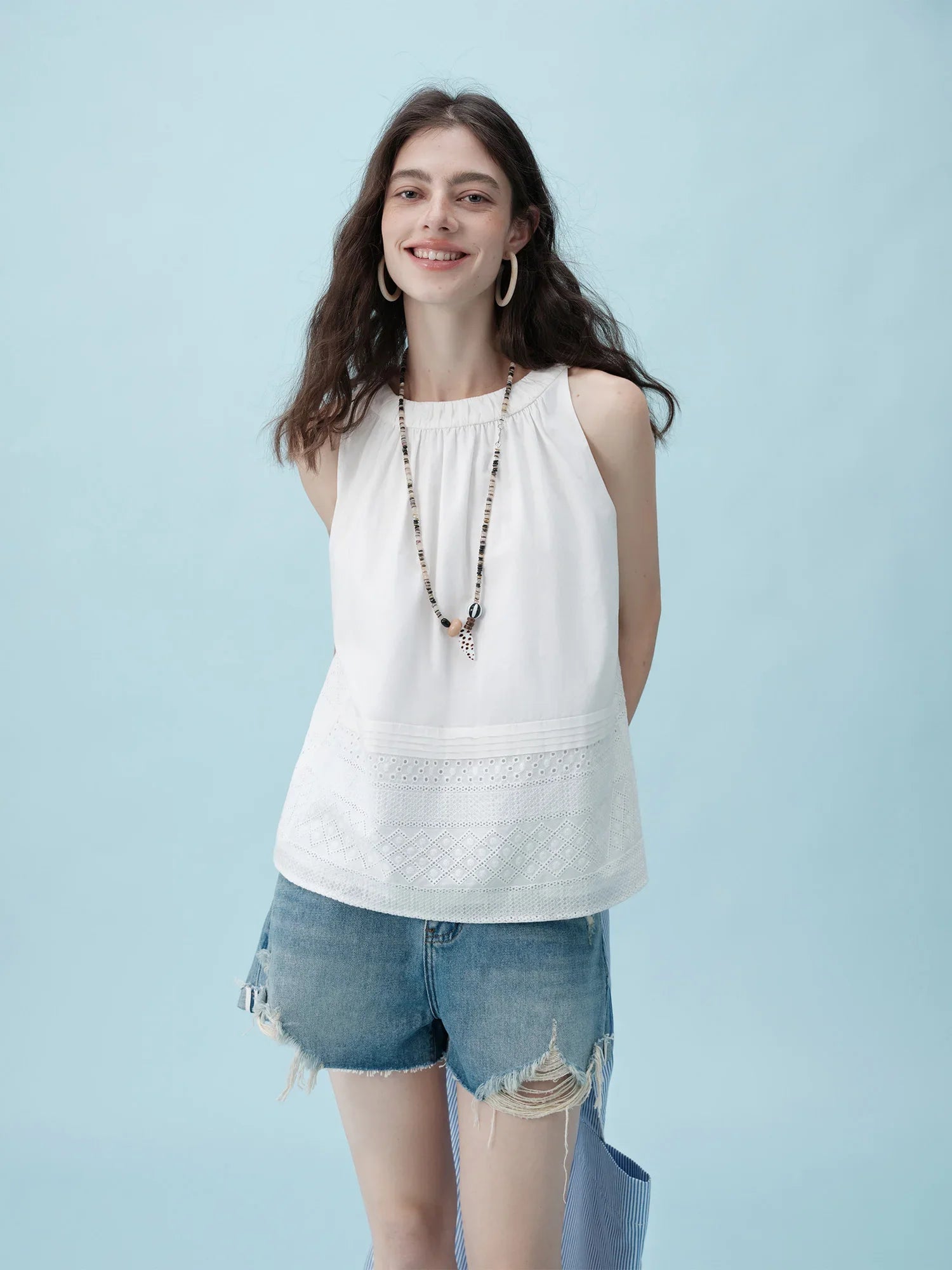 Vitt ärmlös topp och texturerad chiffongkjolset