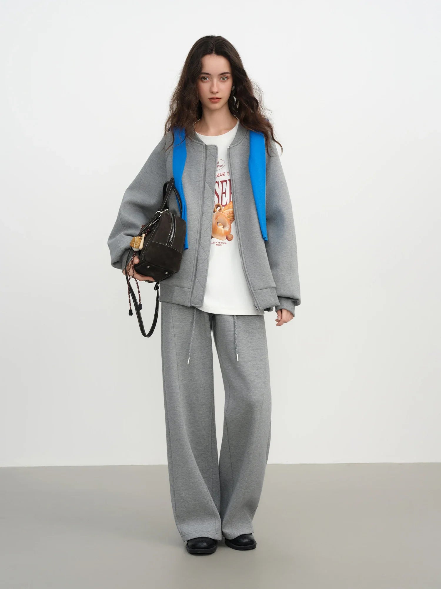 Lätt, lös grå sportdräkt