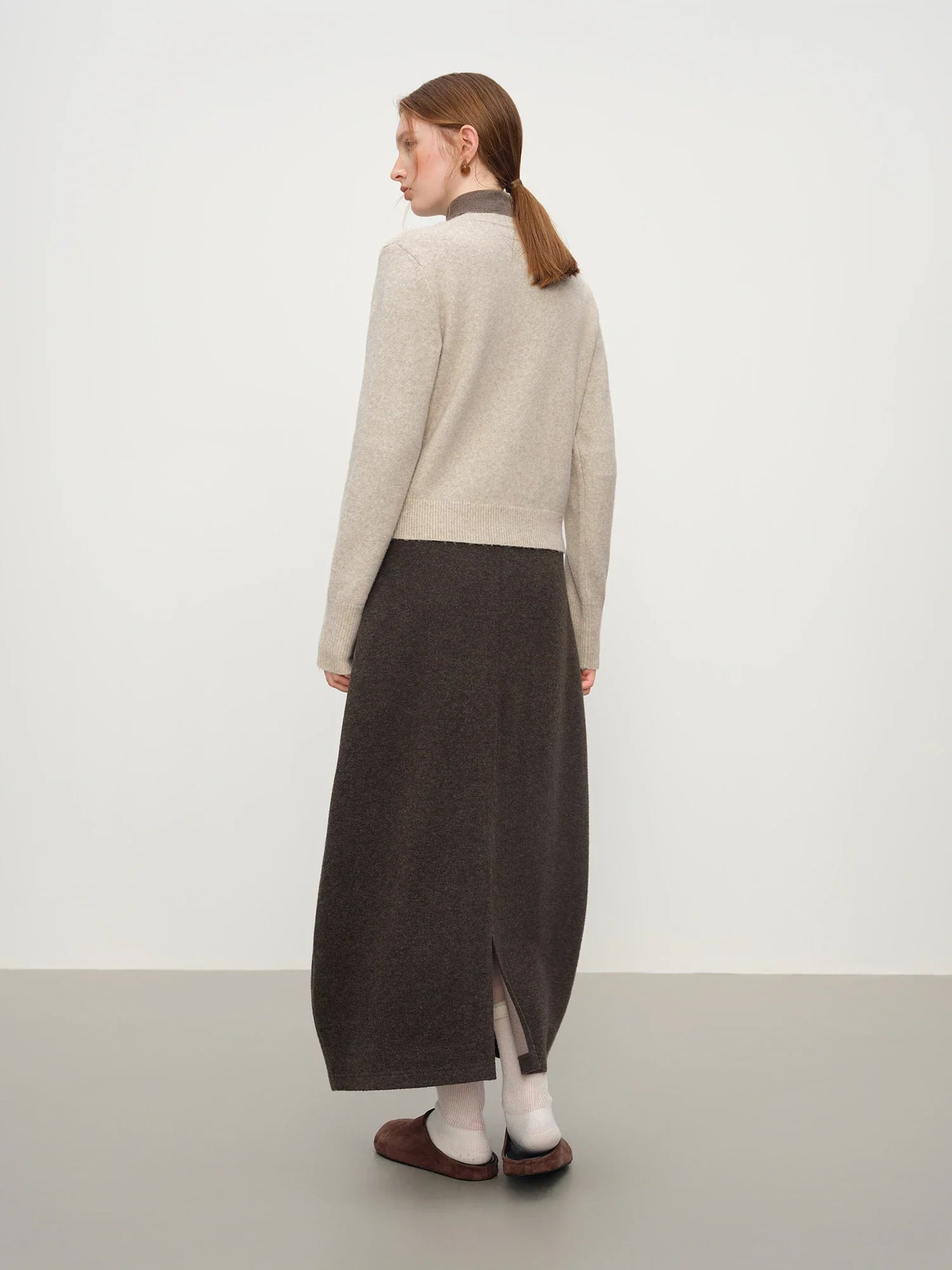 Stickad kofta i blandad stickning med ullknappar