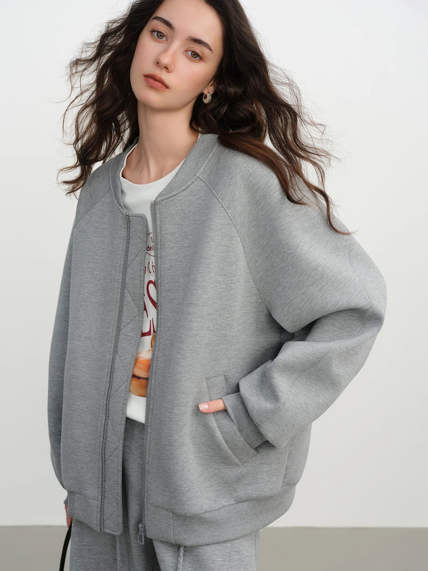 Lätt, lös grå sportdräkt