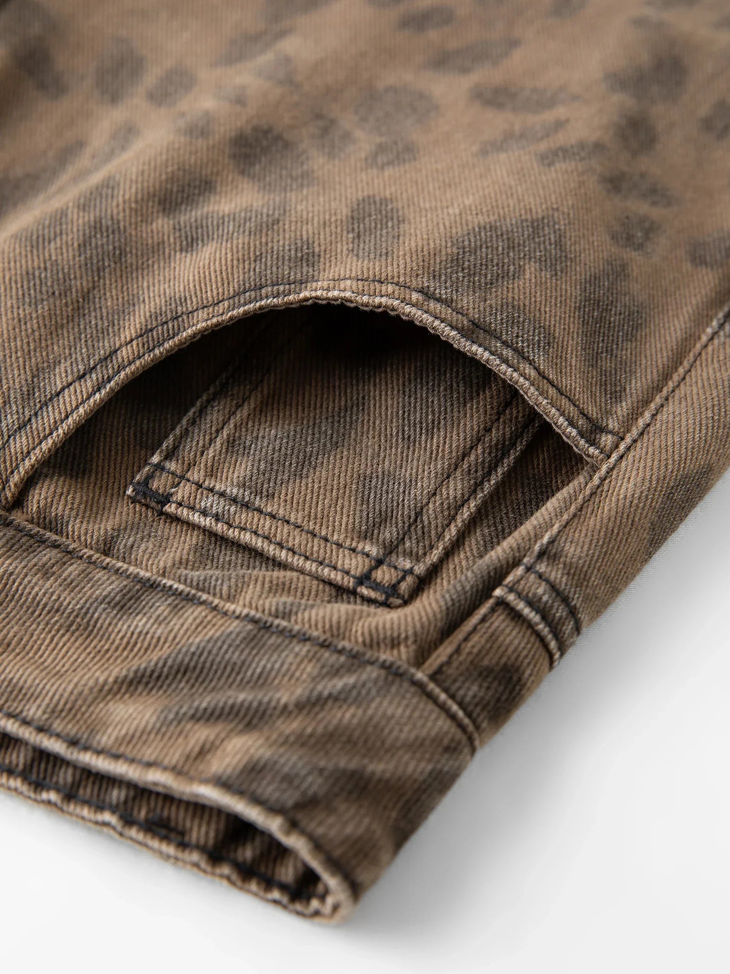 Tvättade denimbyxor i leopardmönster