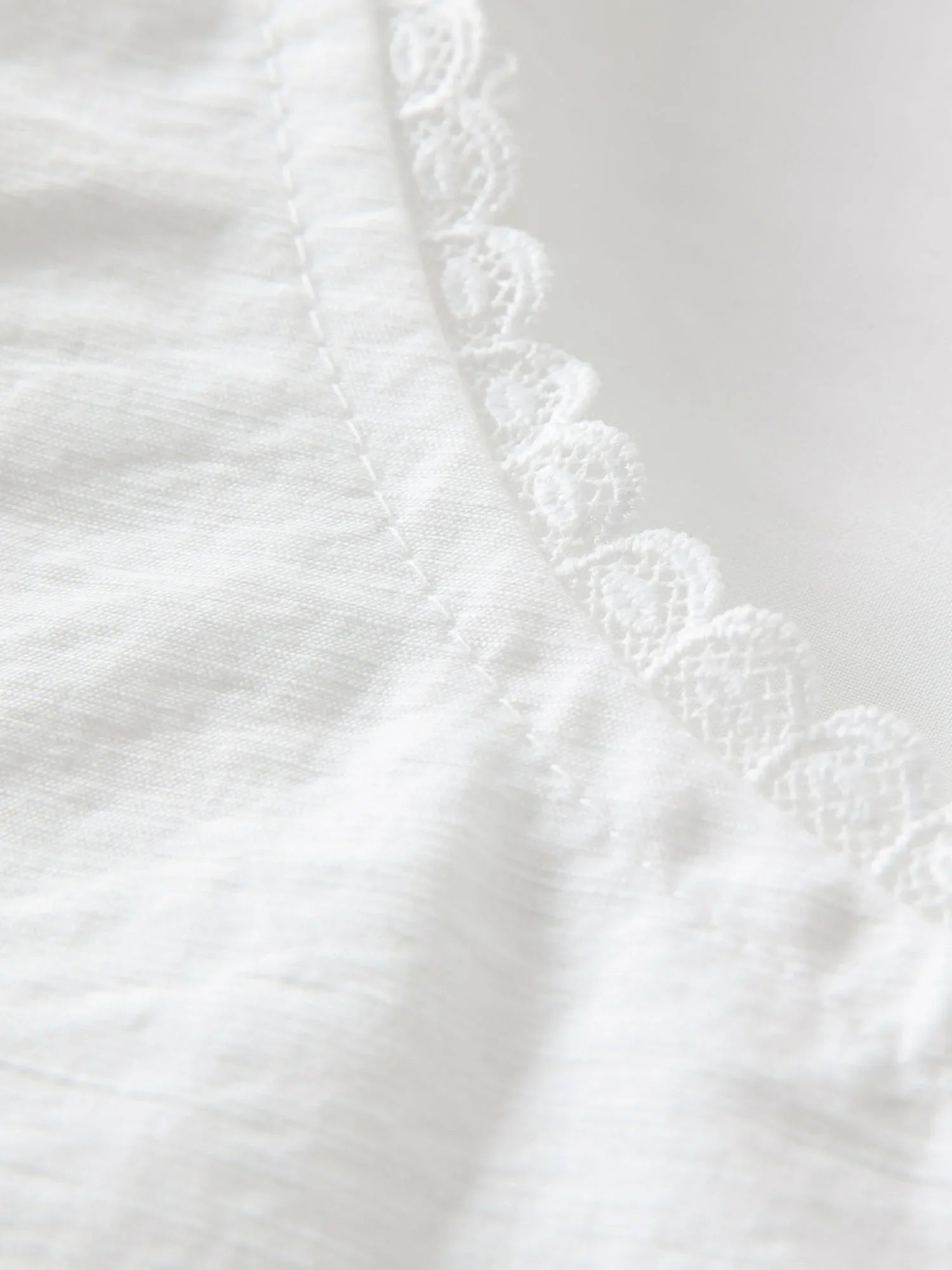 Vit blus med textur och korta ärmar