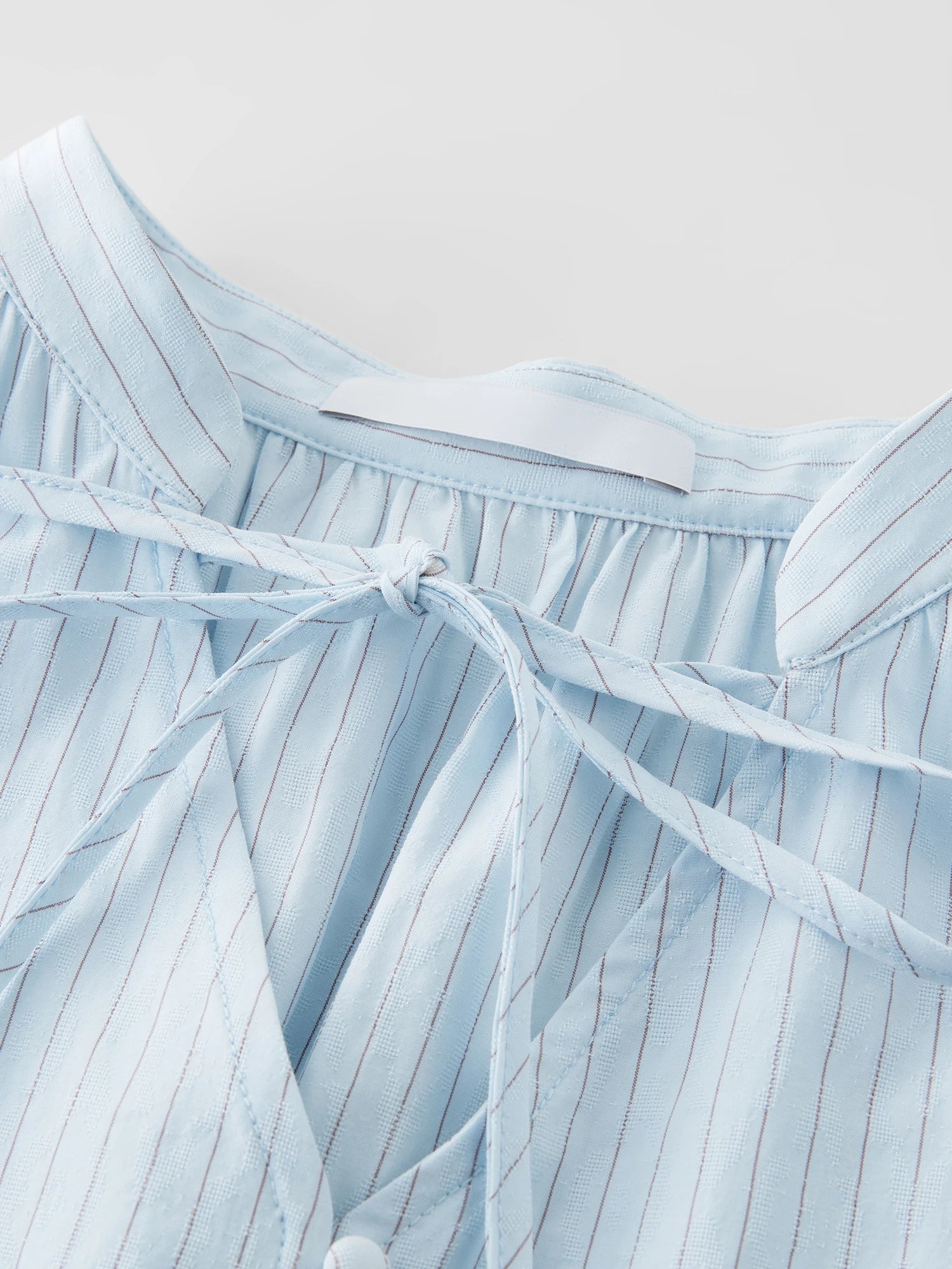 Skräddarsydd randig ljusblå skjorta och midikjol