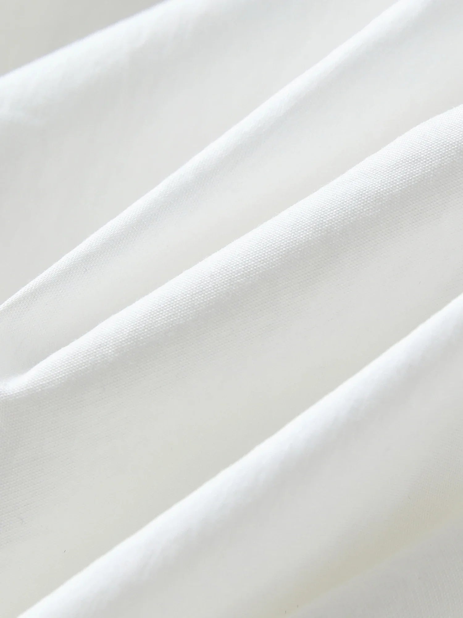 Elegant vit topp och kjol med volanger