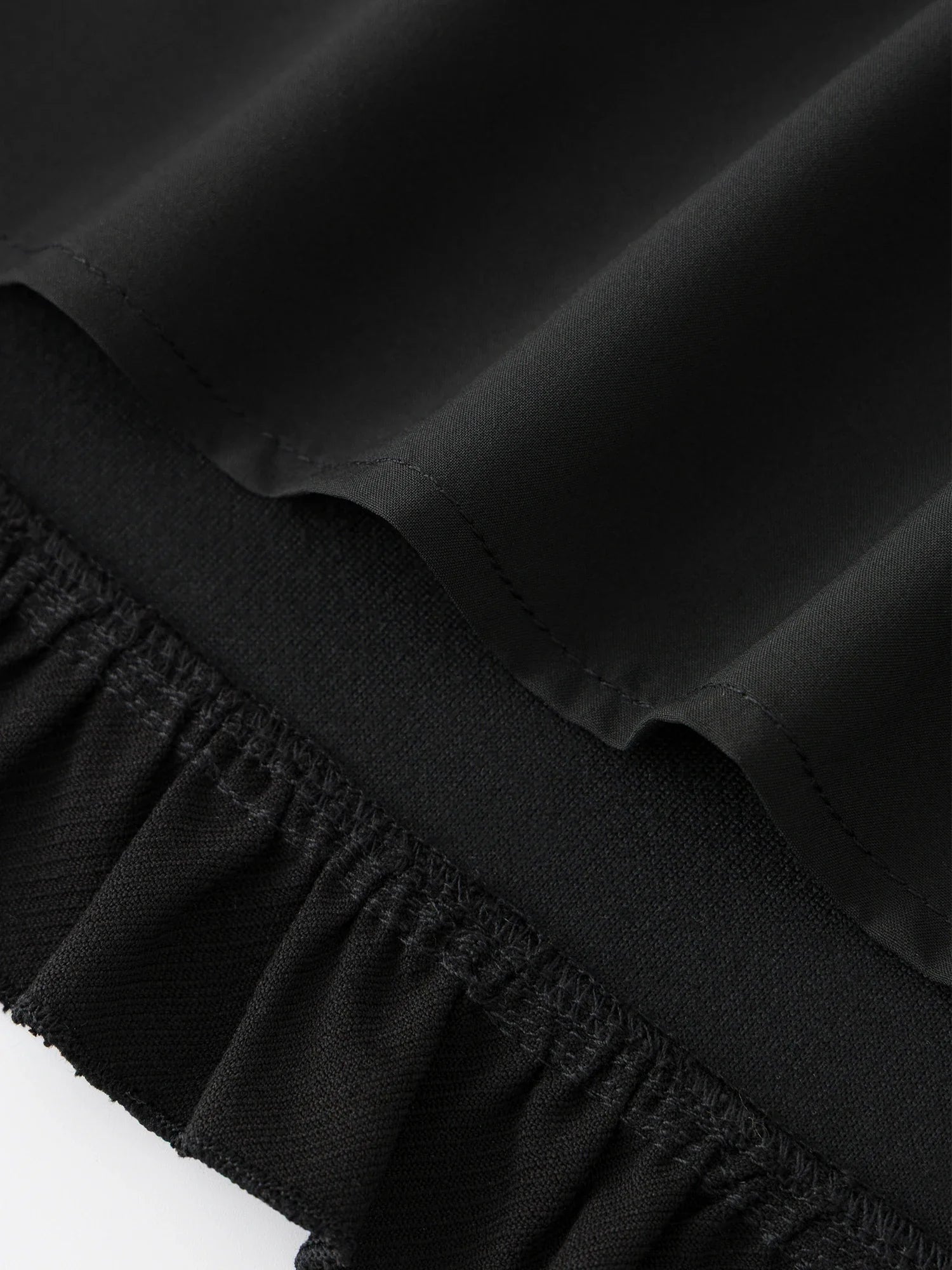 Svart kjol med volanger