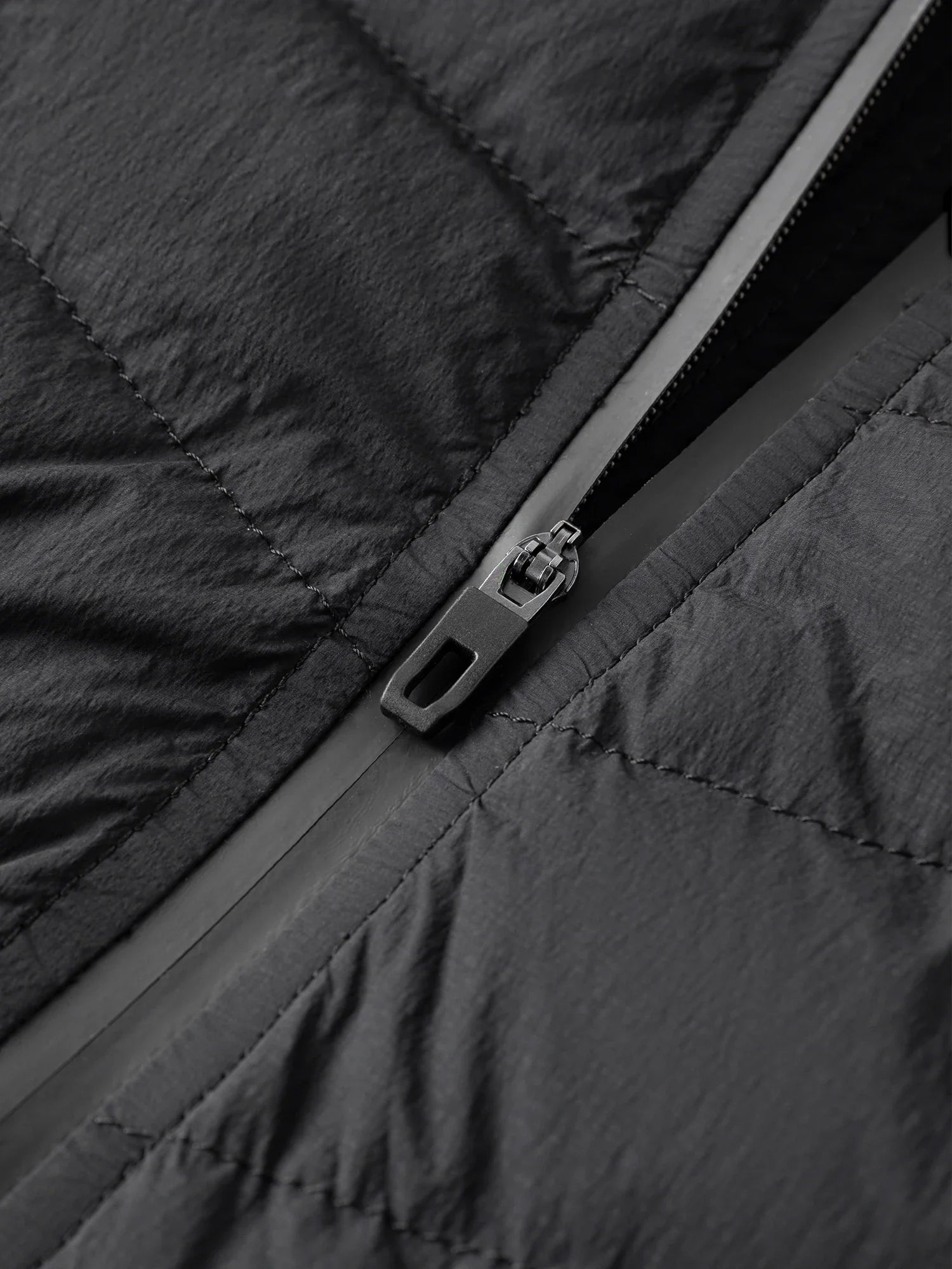 Lätt svart jacka med huva