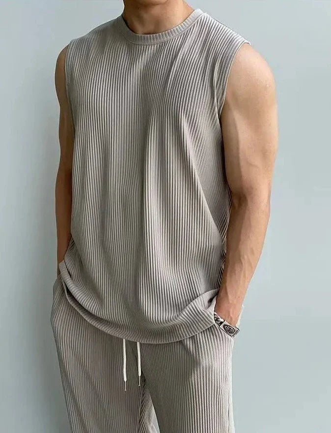 Sommarstickat ärmlöst linne och lösa byxor