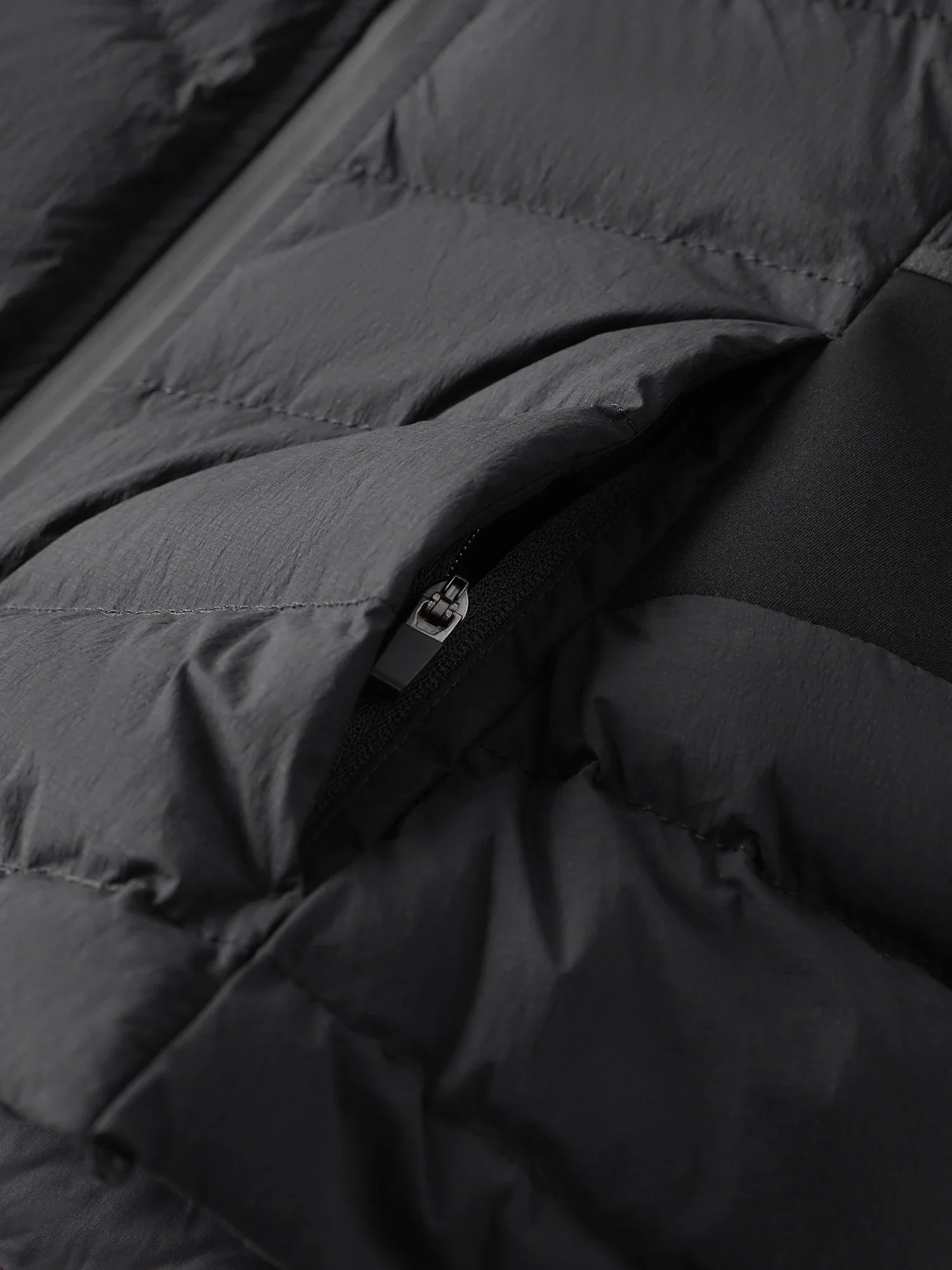 Lätt svart jacka med huva