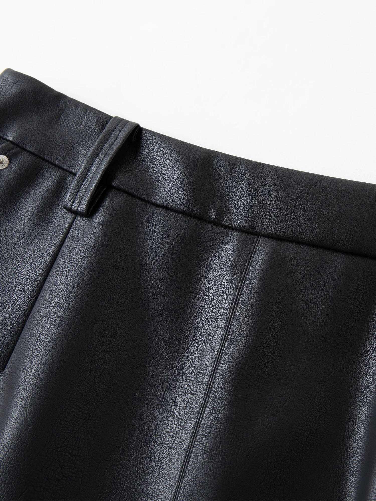 Kort läderkjol med bälte