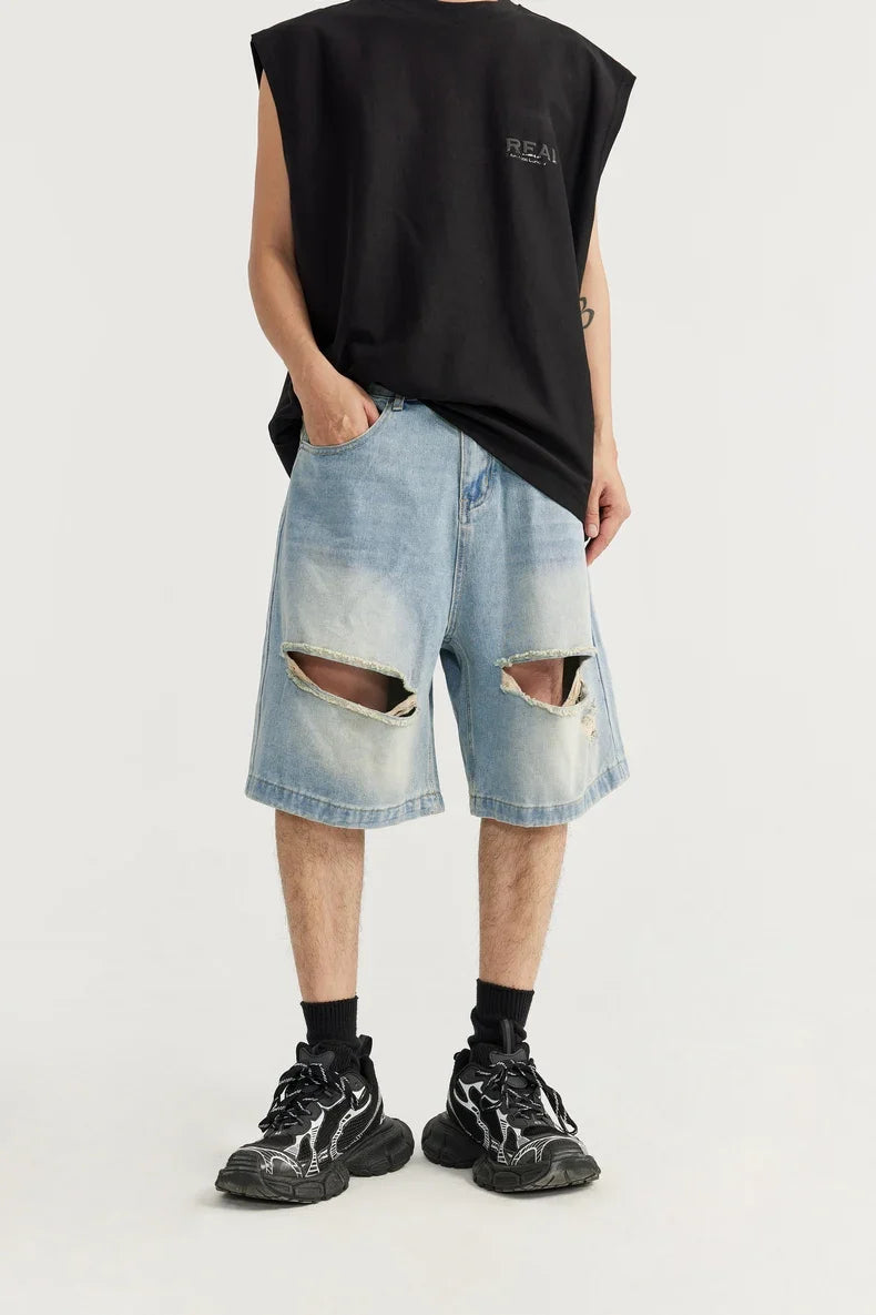 Jeansshorts med slitna hål