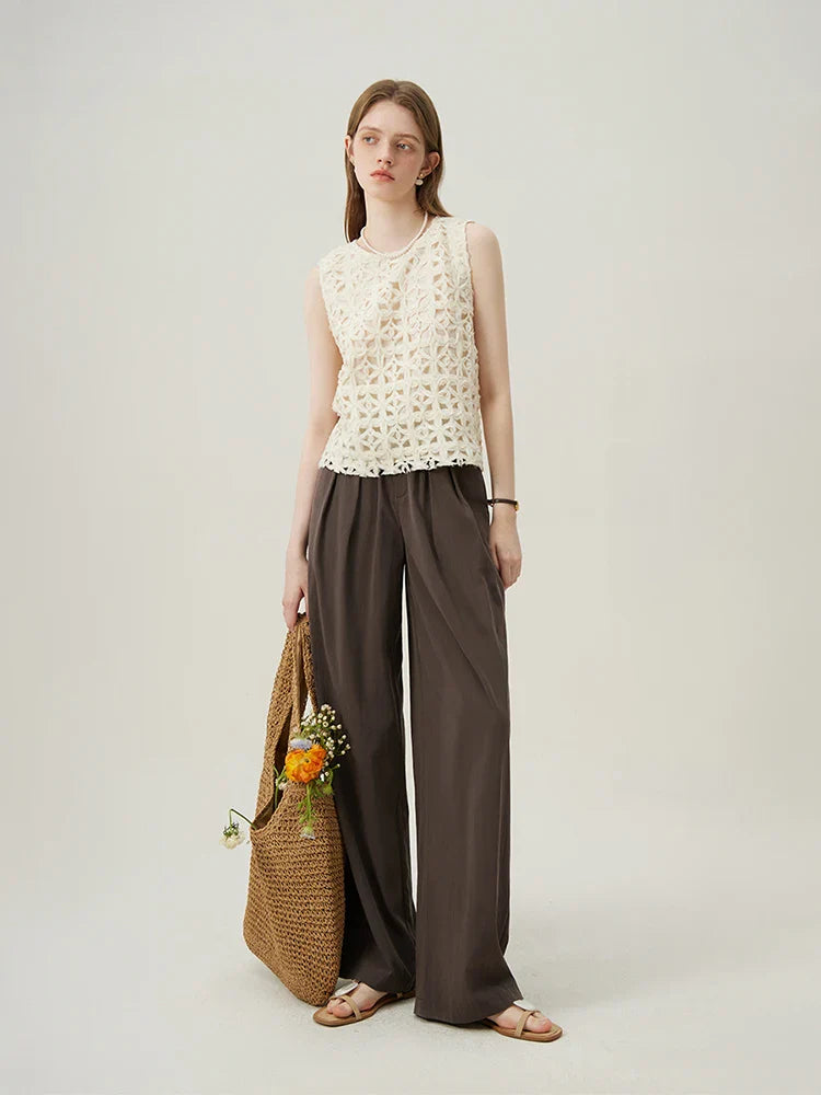 Tredimensionell blombroderad ihålig topp