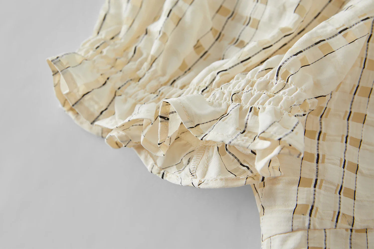 Texturerad fransk mode beige topp och kjol