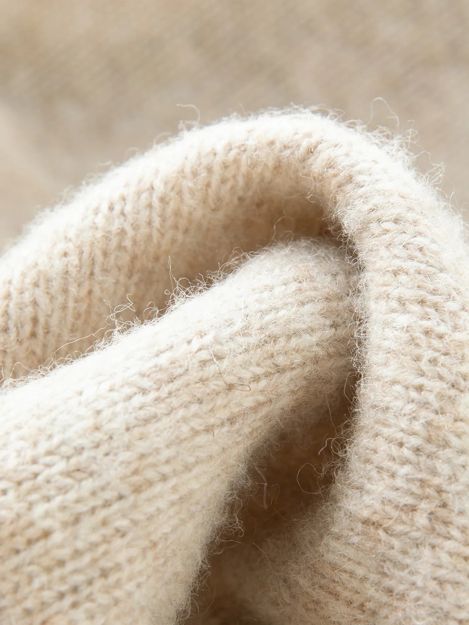 Stickad kofta i blandad stickning med ullknappar