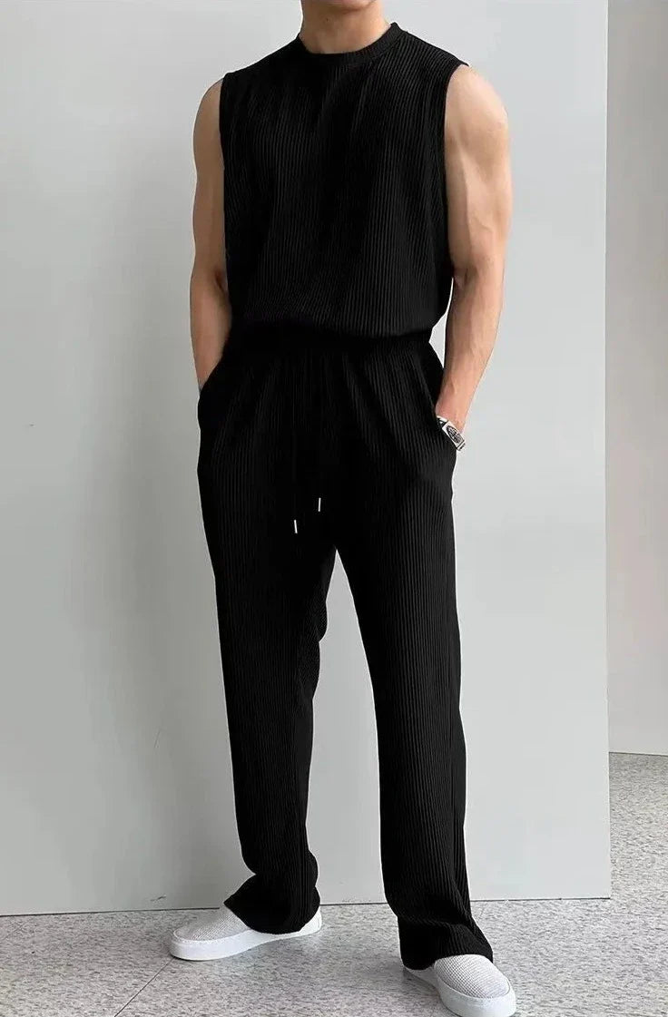 Sommarstickat ärmlöst linne och lösa byxor