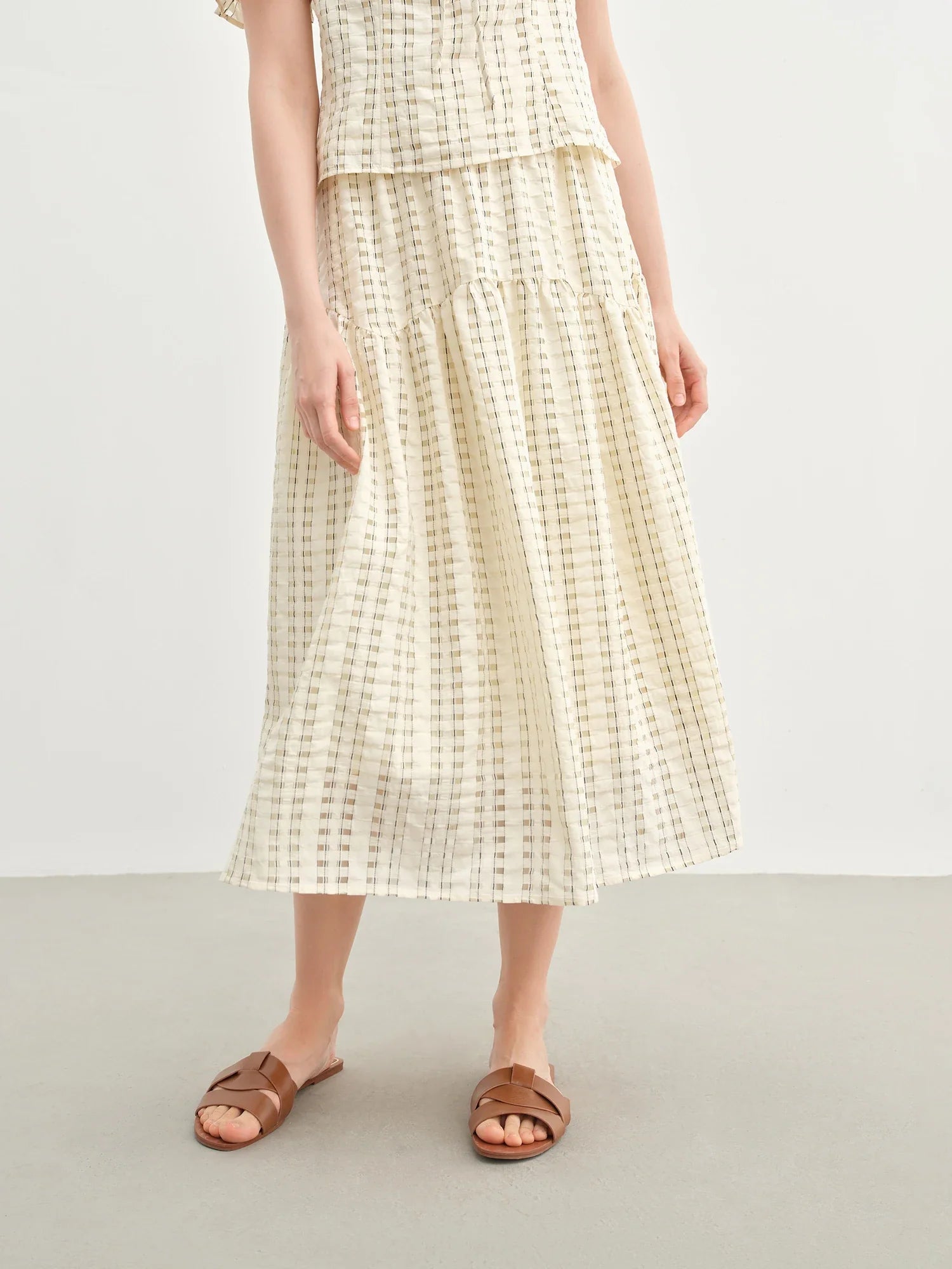 Texturerad fransk mode beige topp och kjol