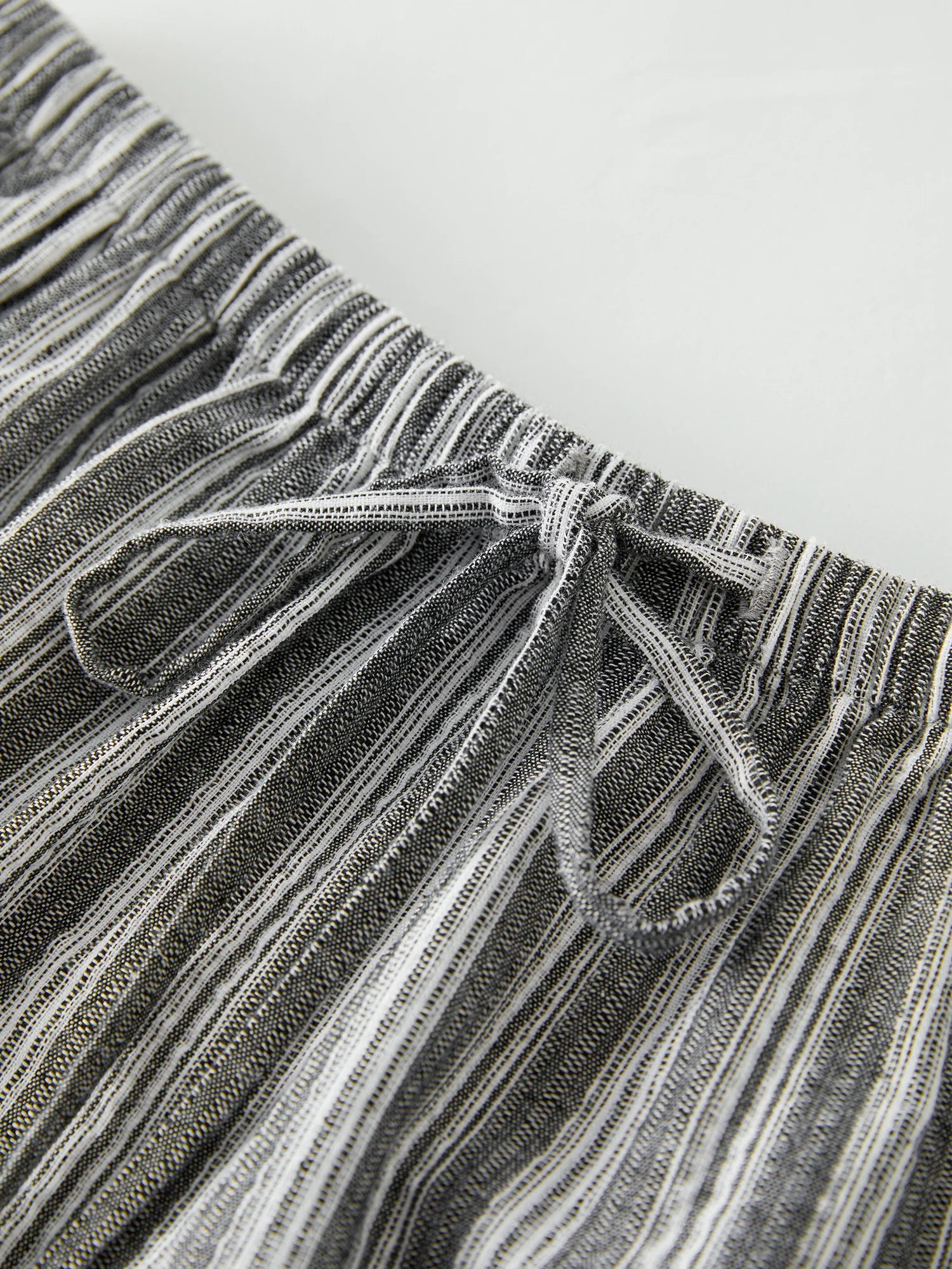 Hög midja, löst draperande, raka byxor