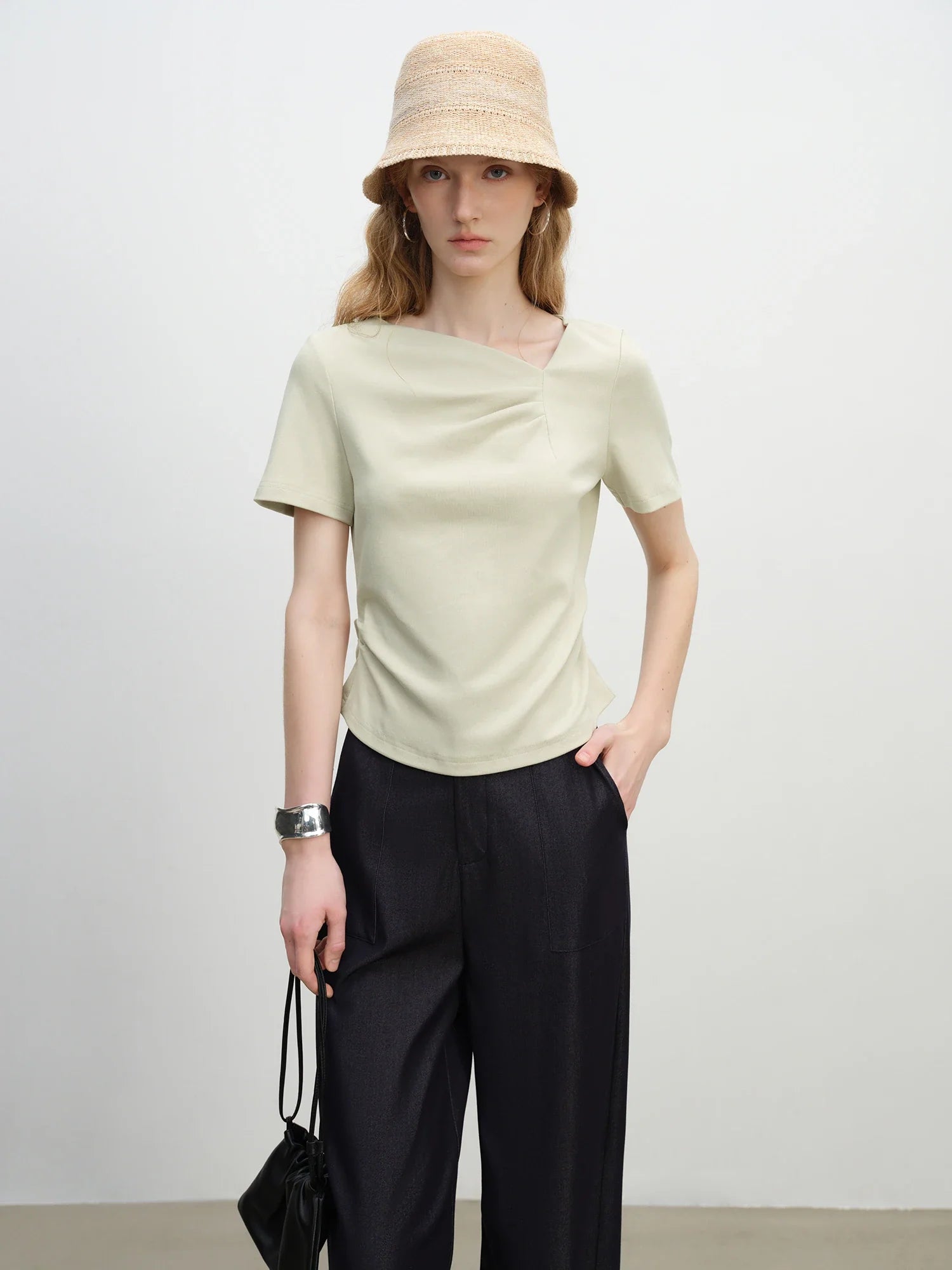 Asymmetrisk ärmlös topp