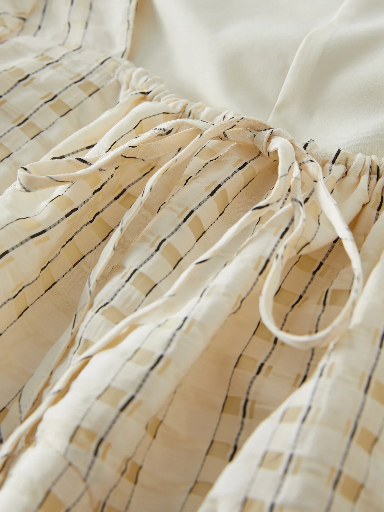 Texturerad fransk mode beige topp och kjol