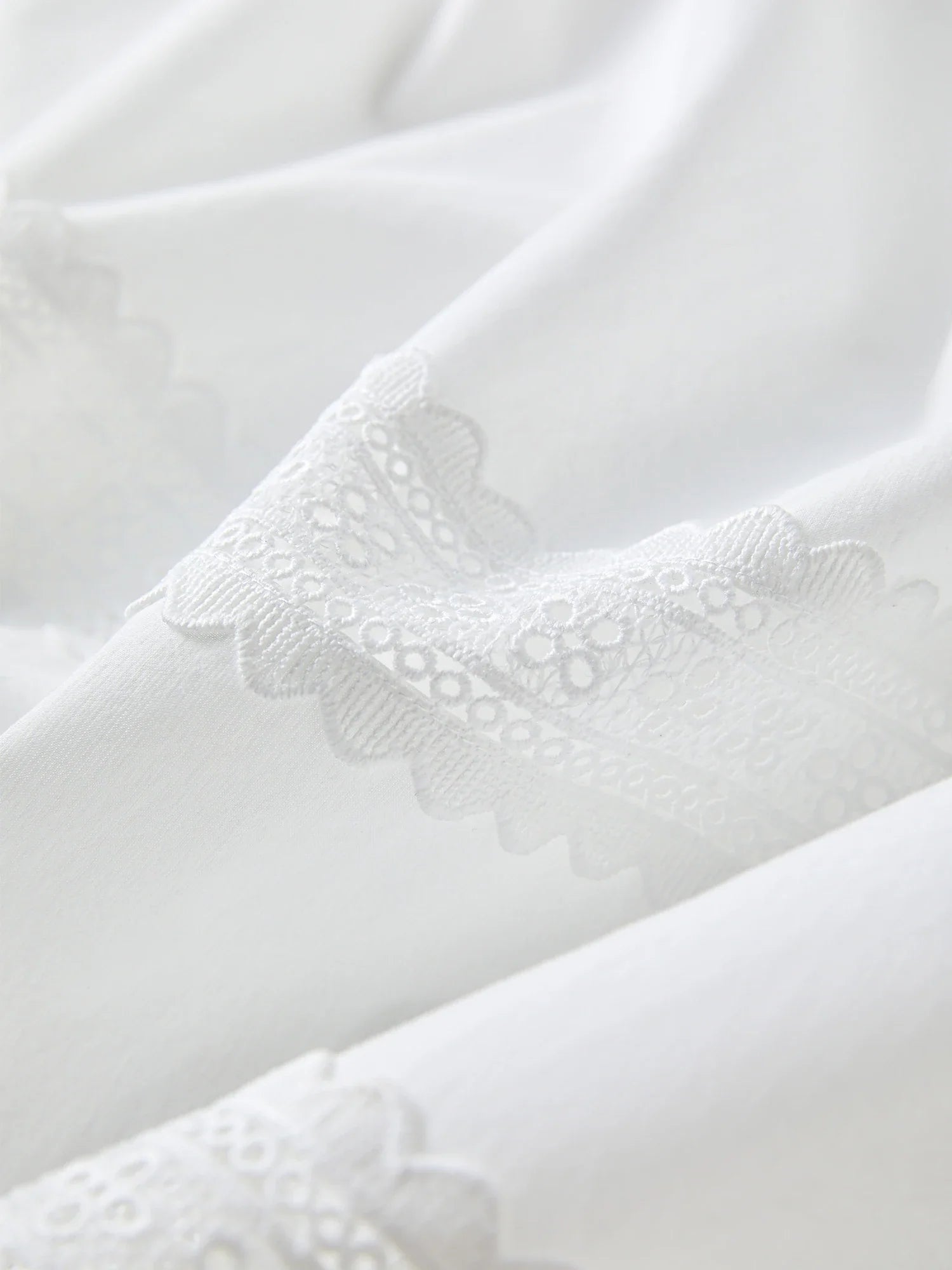 Kortärmad maxiklänning med spetsmönster