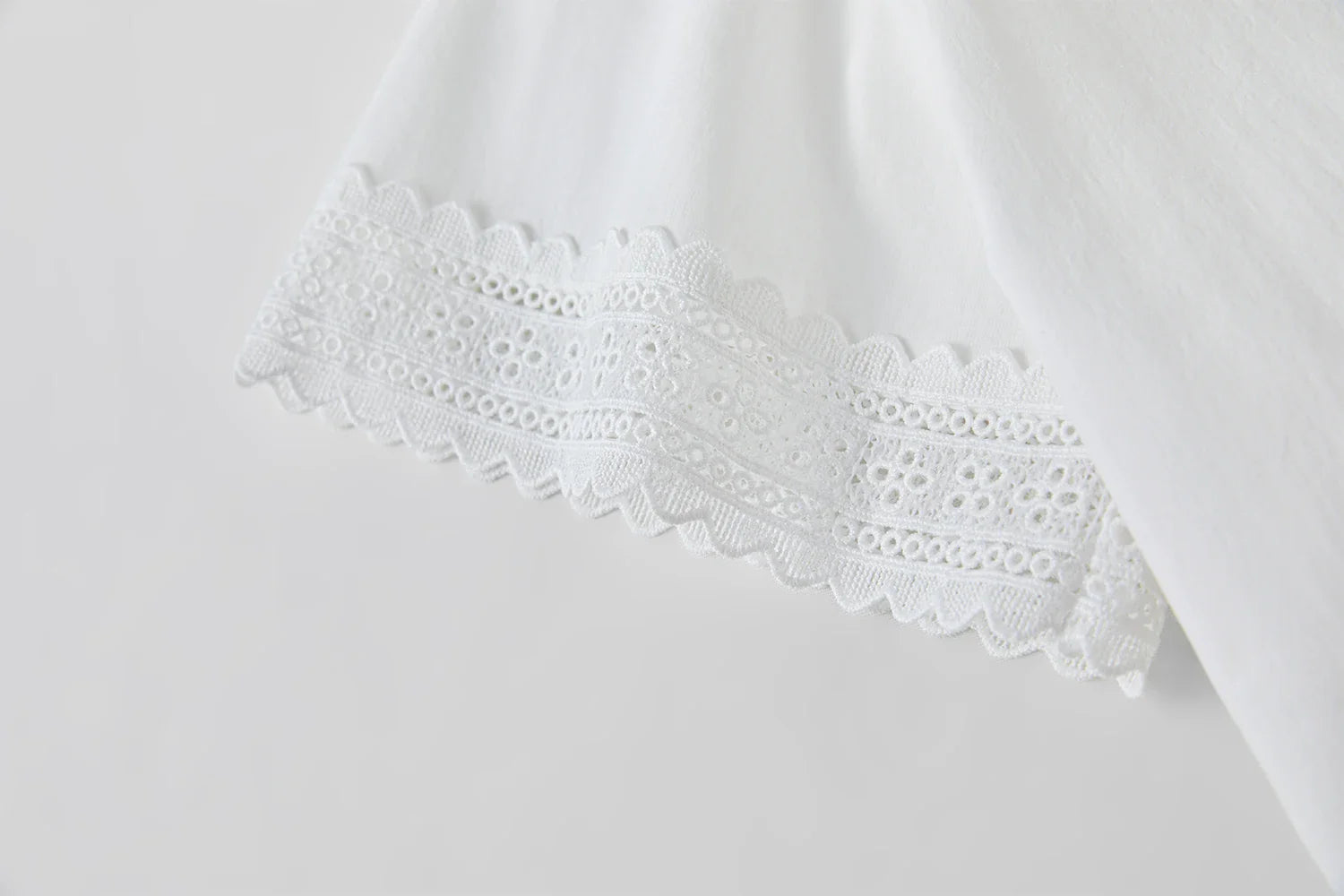 Kortärmad maxiklänning med spetsmönster