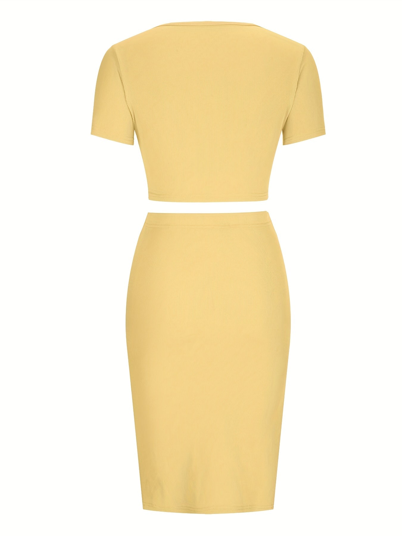 Set bestå ende av en crop top med utskärning och en passande kjol med slits