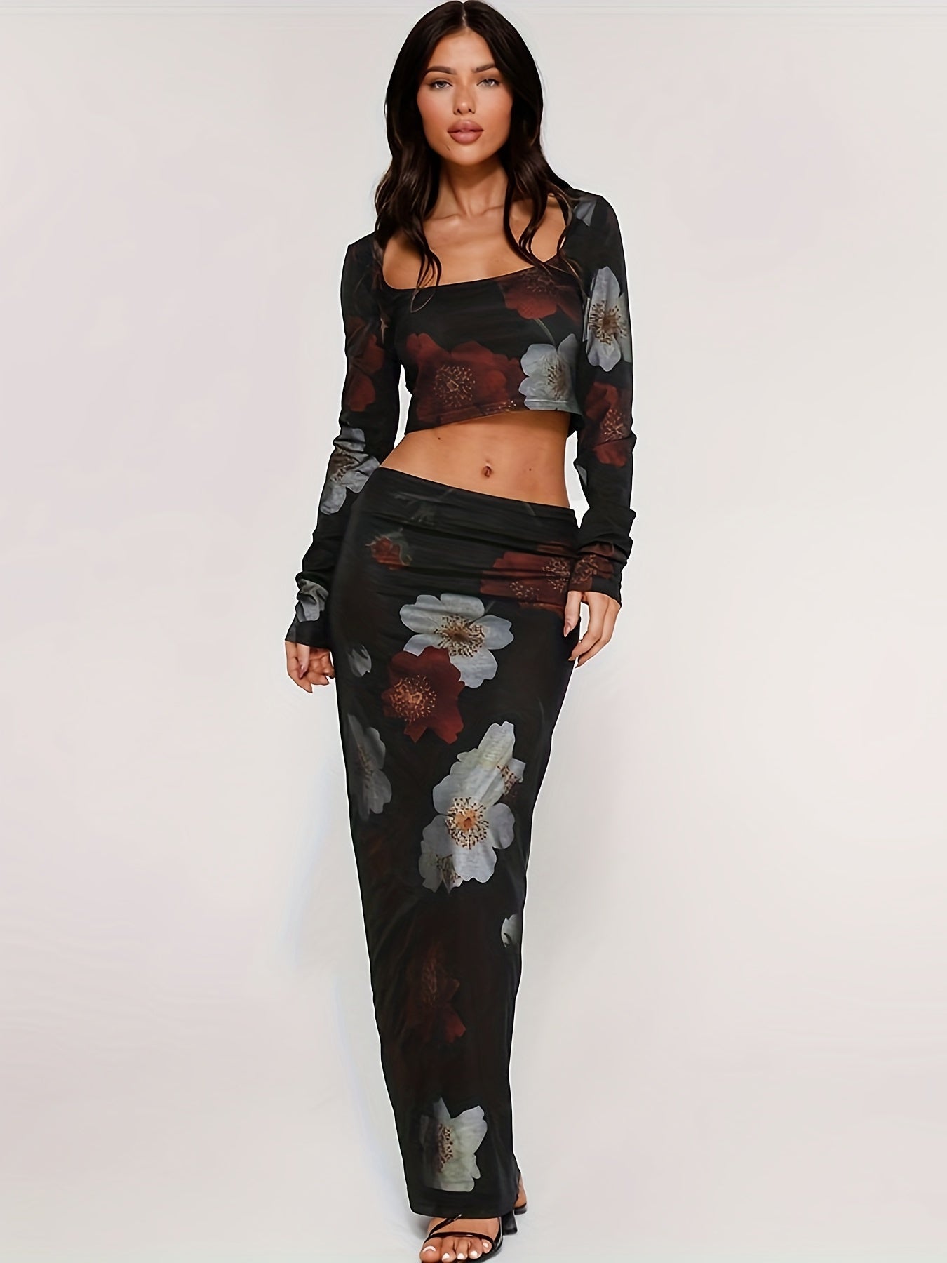 Svart blommigt set med crop top och maxikjol