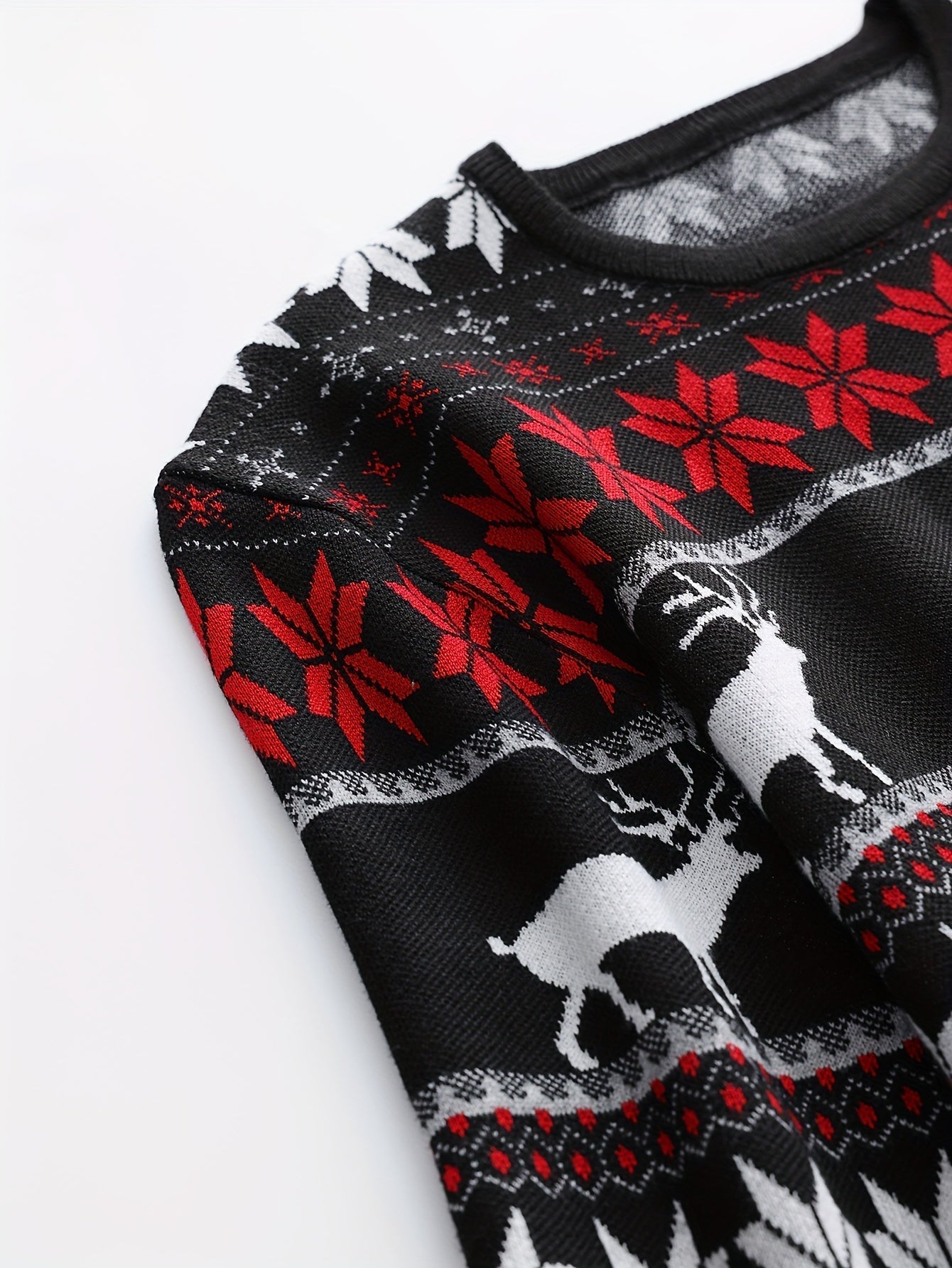 Stickad kabeltröja med julmönster