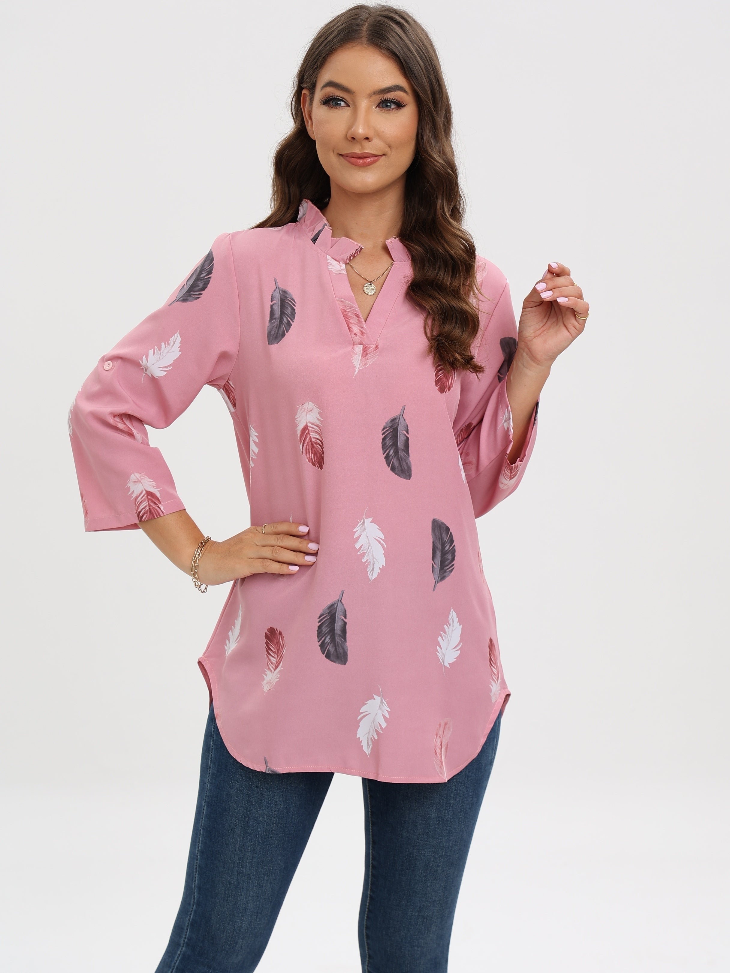 Blus med skå rad hals och fjädertryck