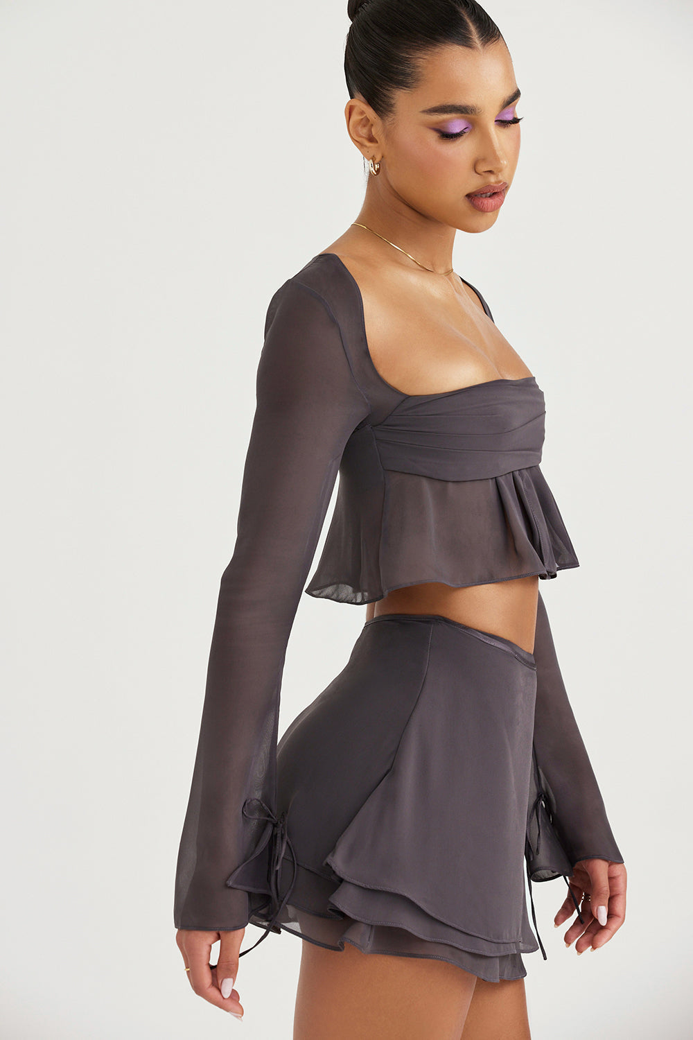 Shadow flytande lå ngärmad topp och minikjol i nivå er