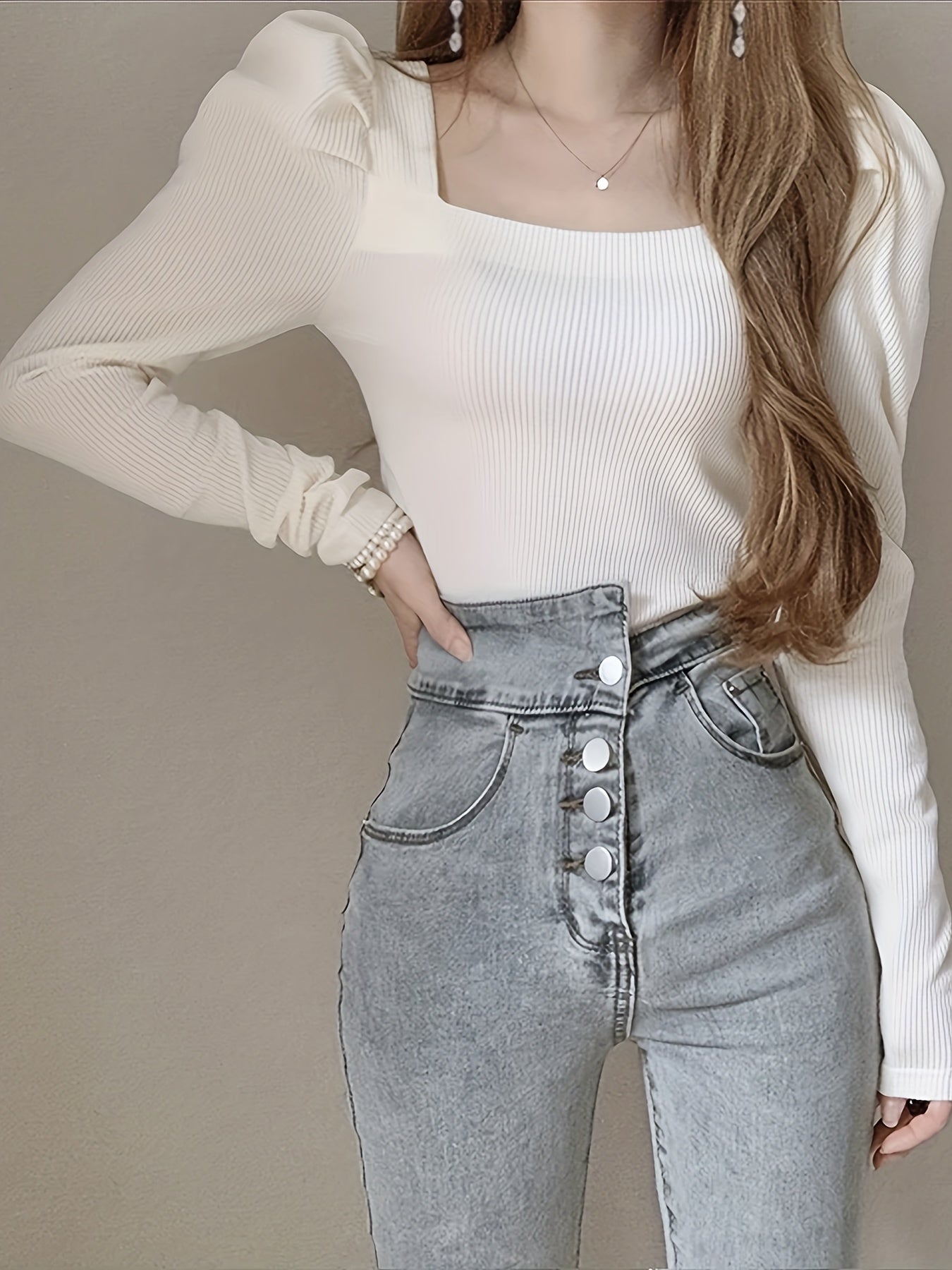 Vit t-shirt med fyrkantig halsringning