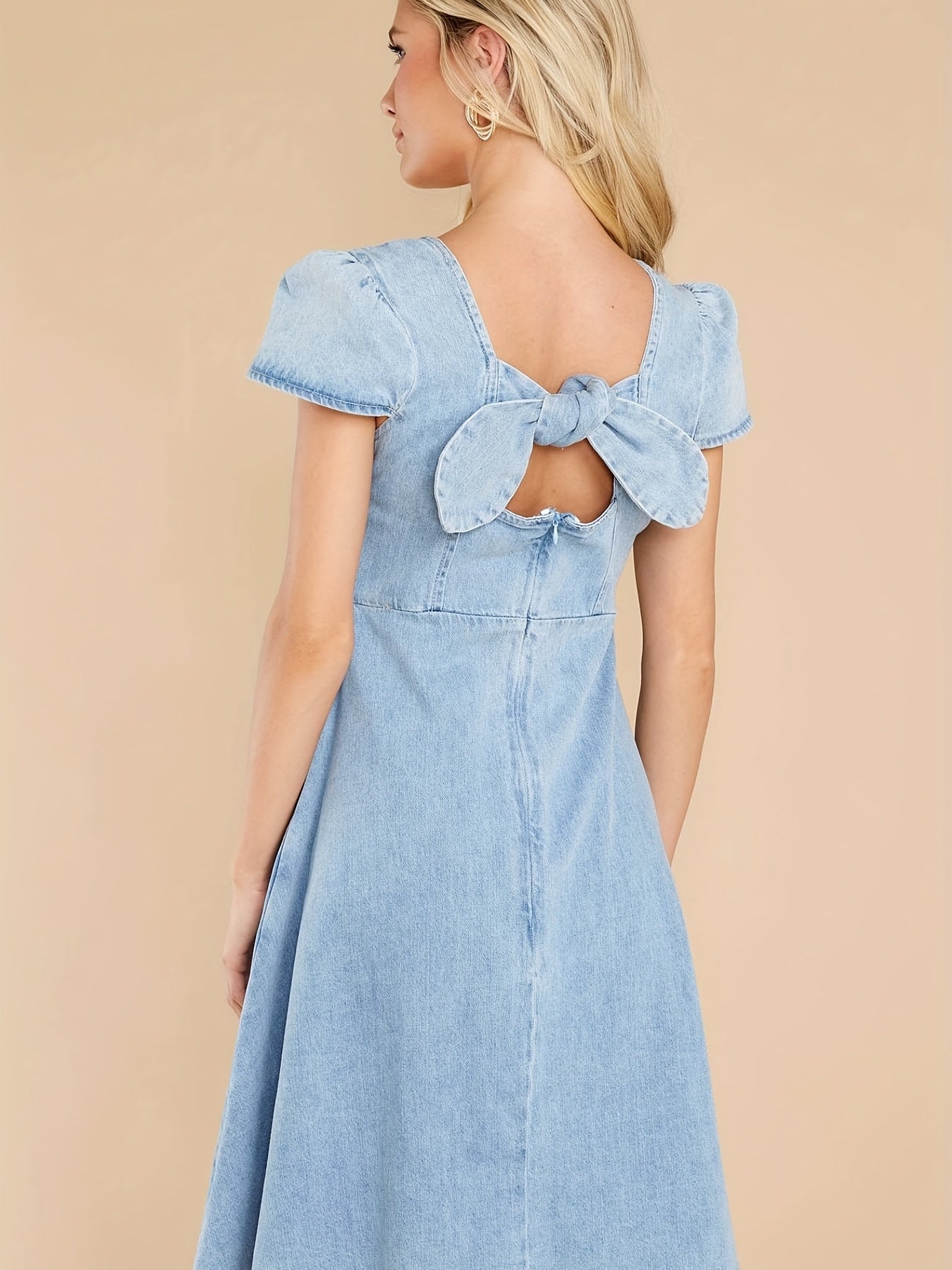 Blå denimklänning med fyrkantig hals