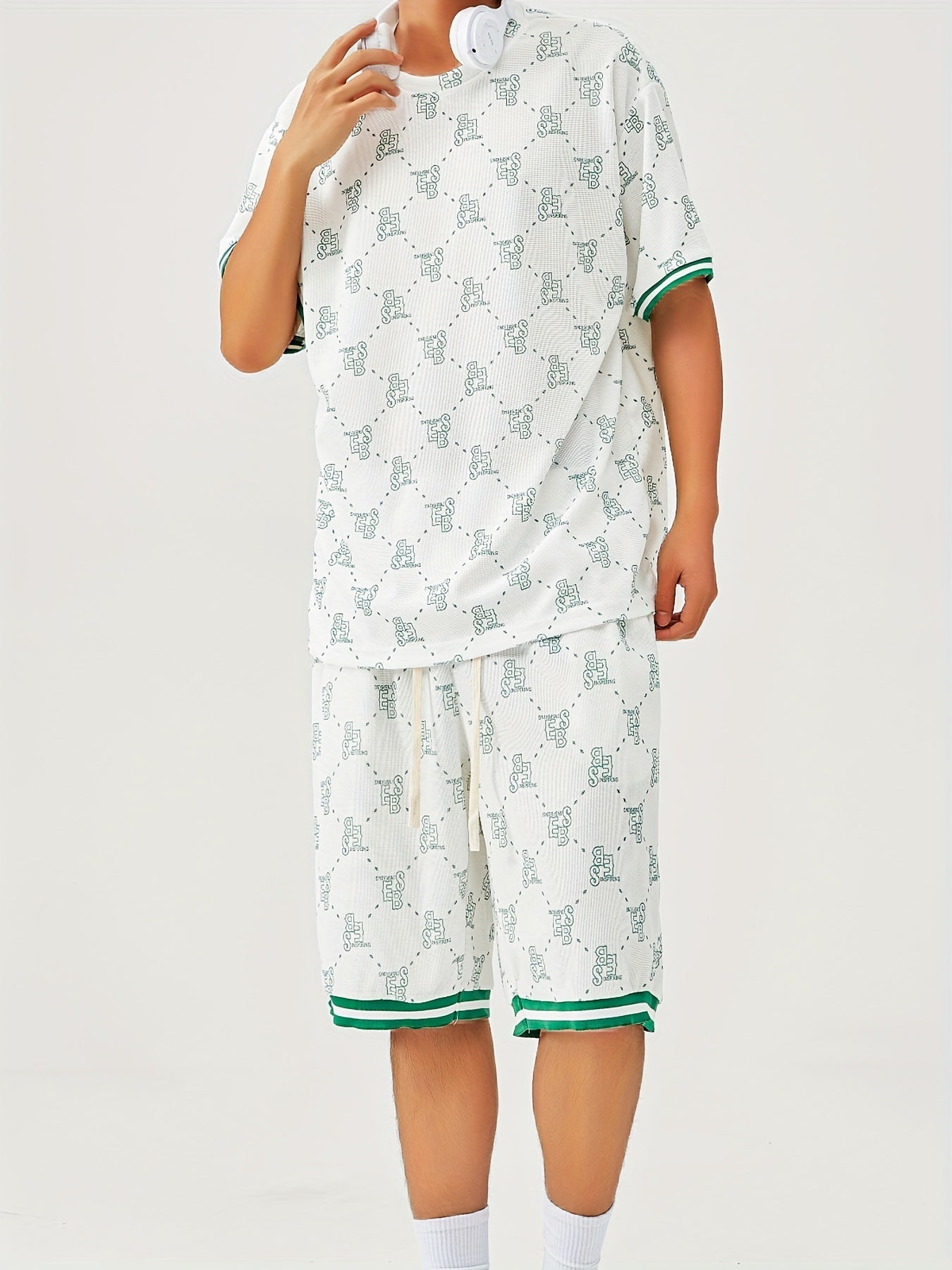 T-shirt och shorts med bokstavsmönster